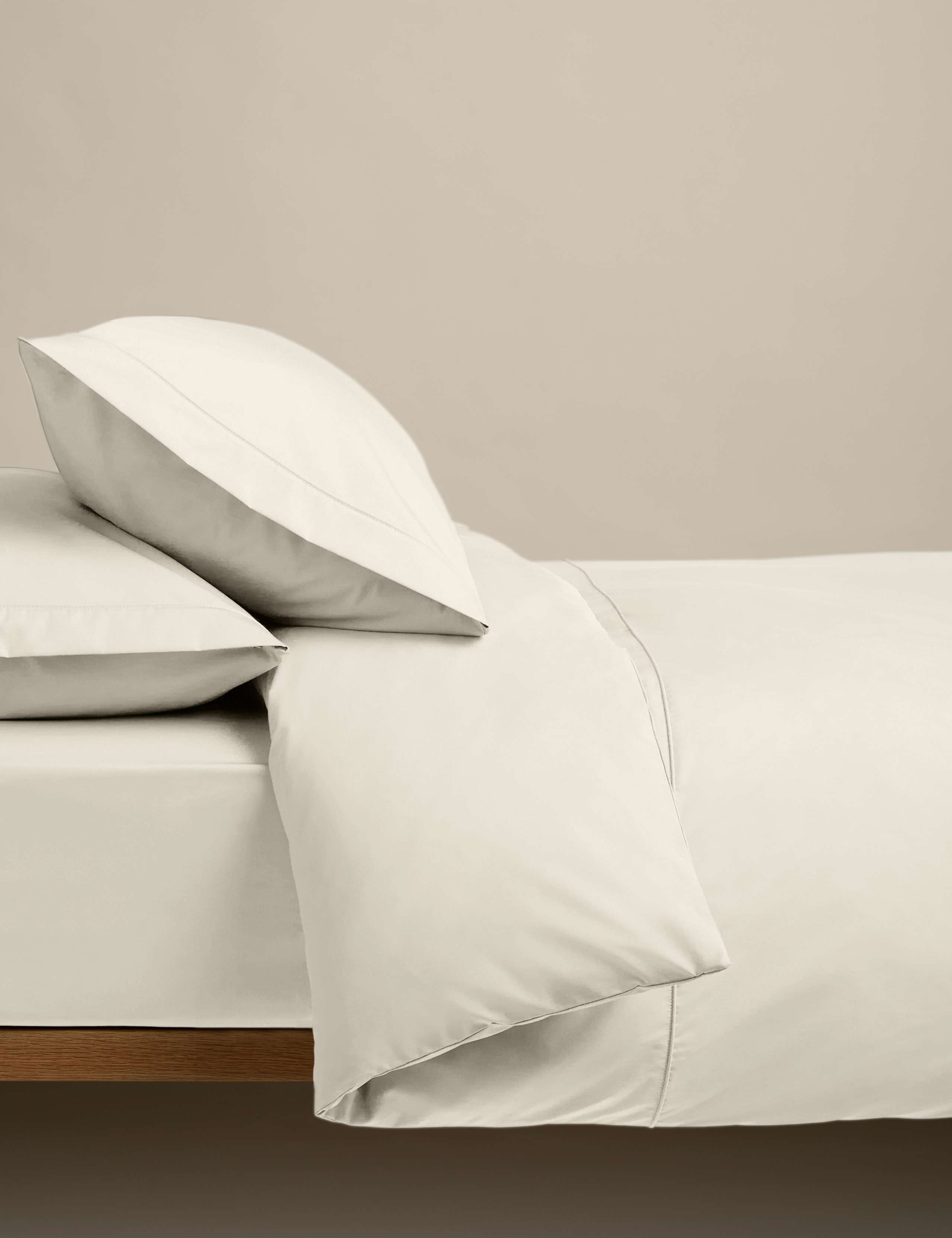 Egyptian Cotton 230 Thread Count Crisp Bedding Set 1 of 5