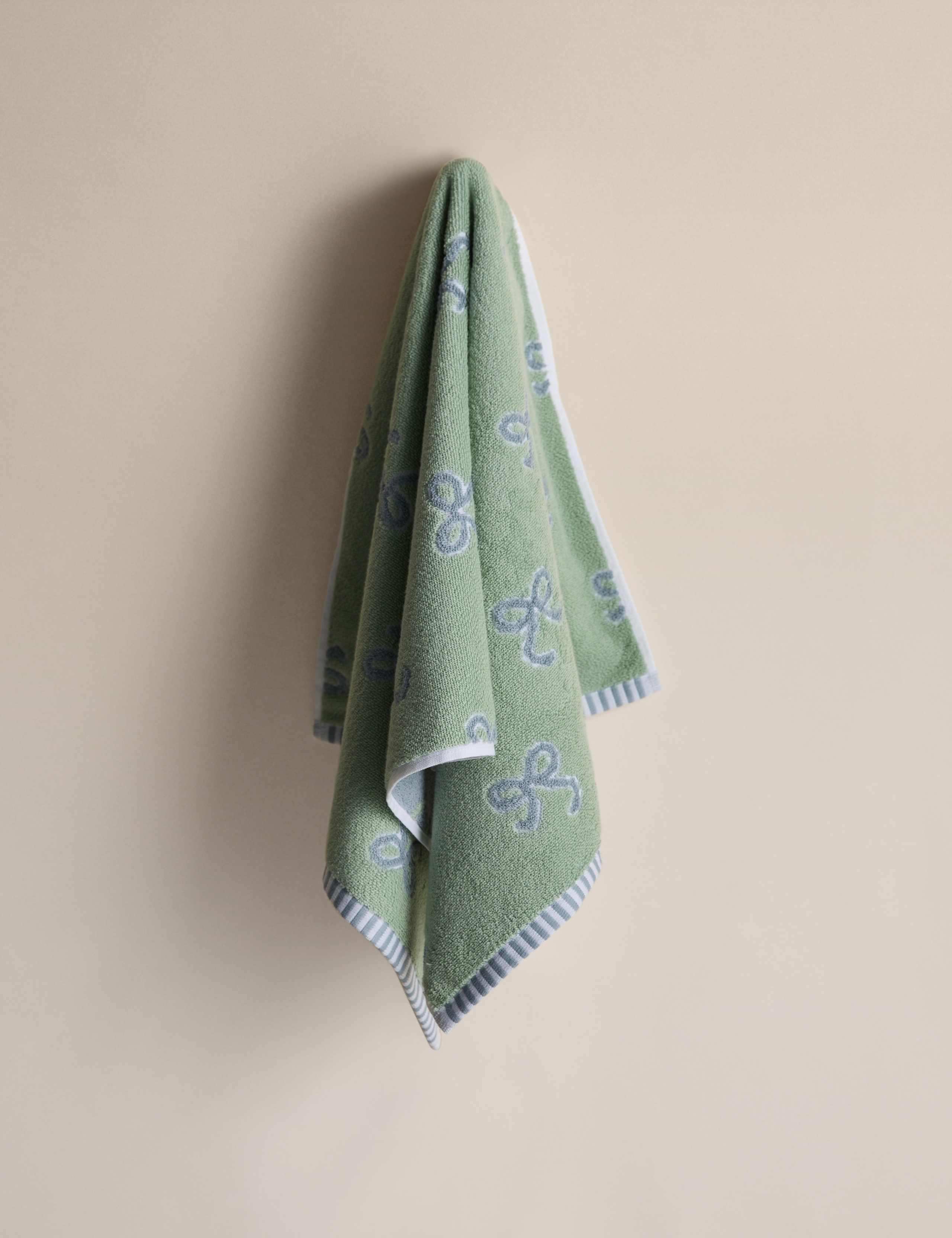 Pure Cotton Bow Towel 4 of 5