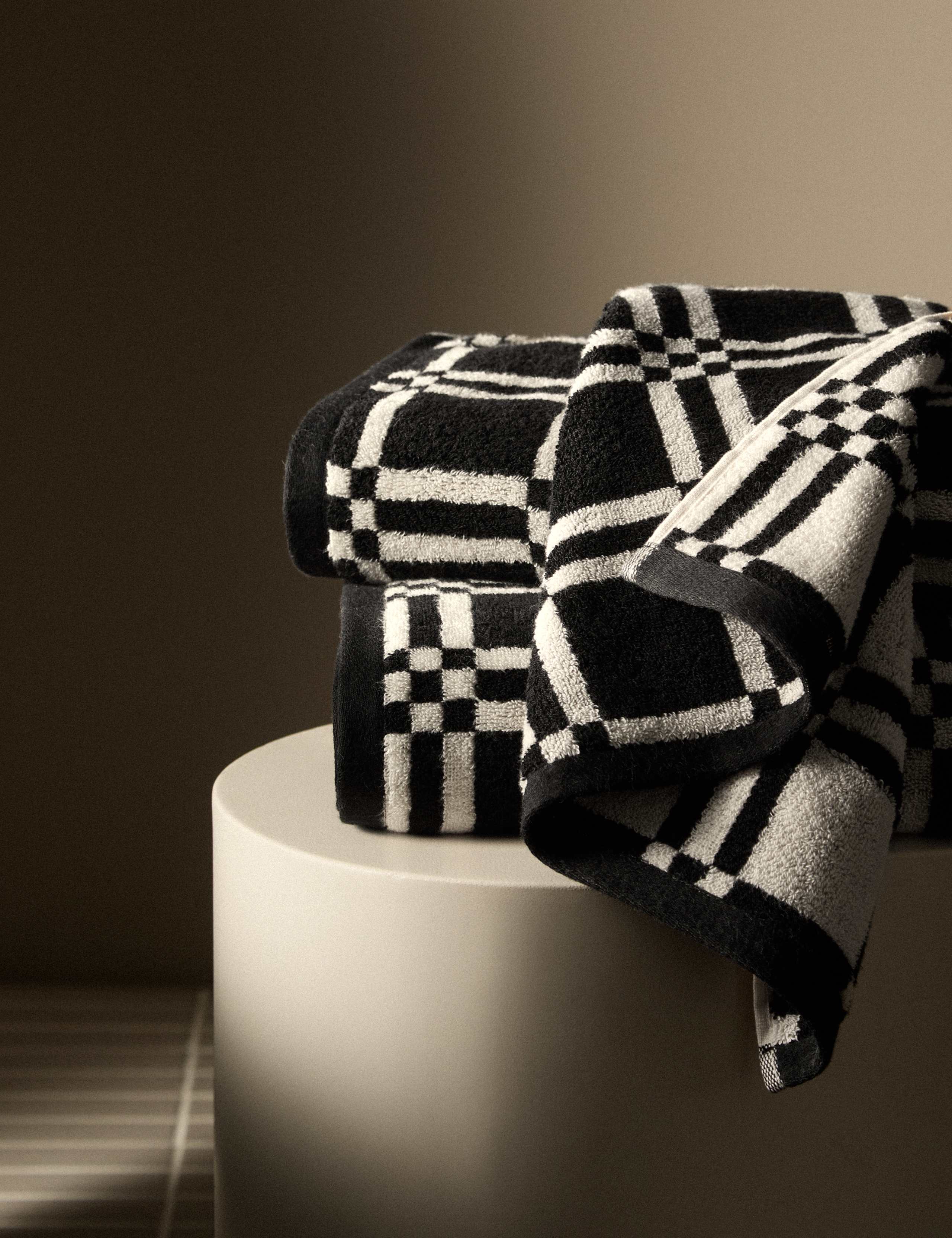 Kelly Hoppen Pure Cotton Geometric Towel 1 of 5