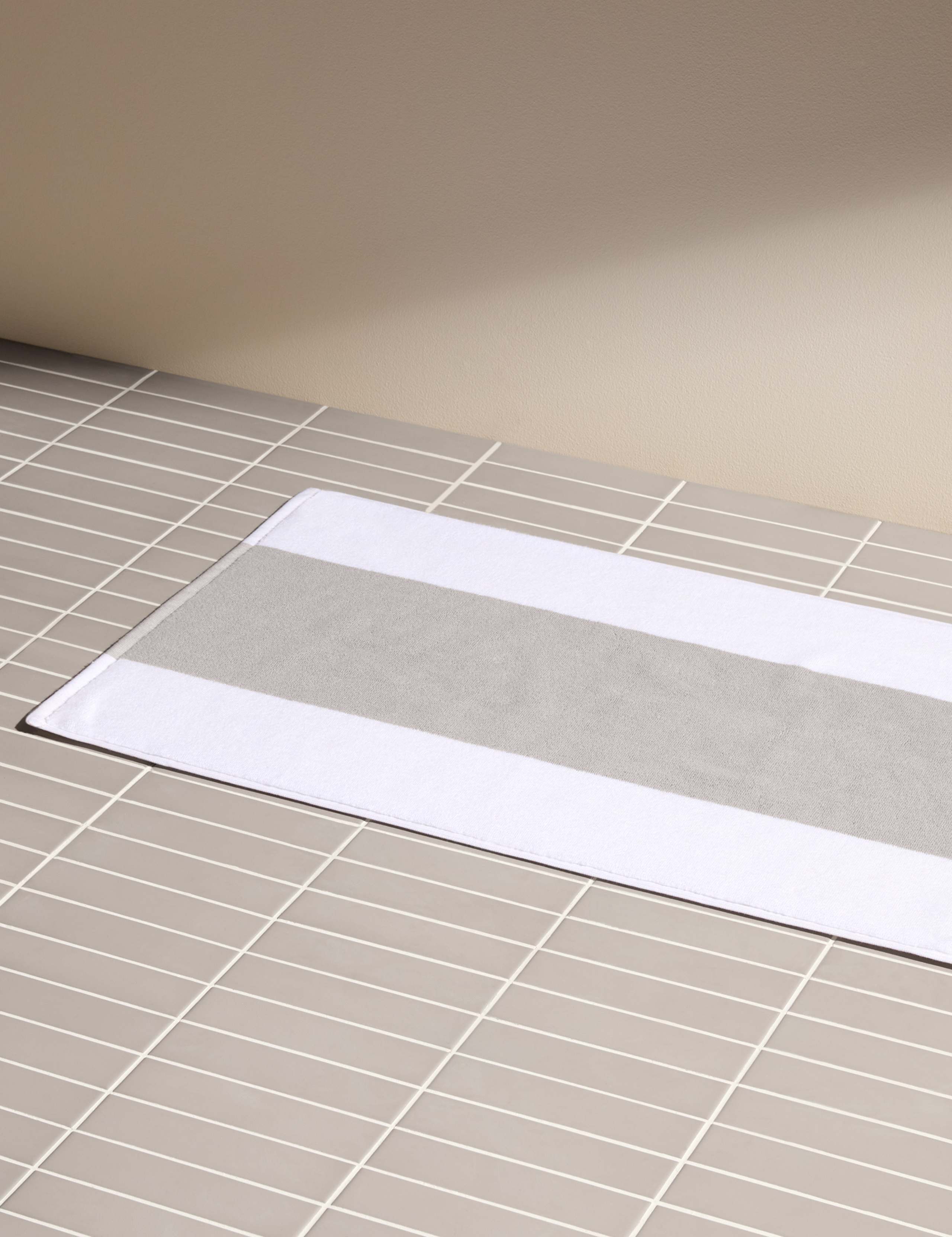 Pure Cotton Central Band Bath Mat 1 of 5