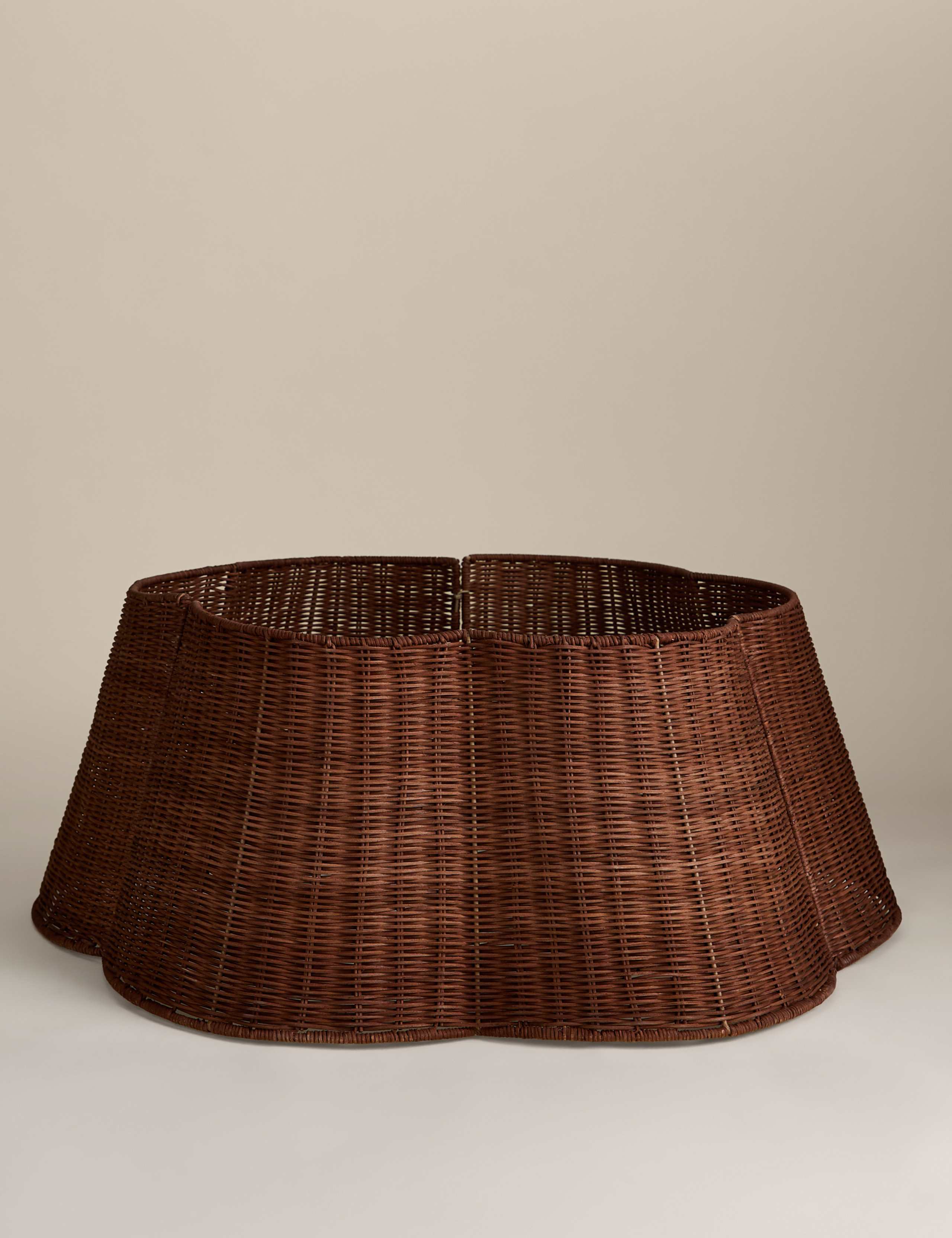 Scallop Rattan Tree Skirt 2 of 4