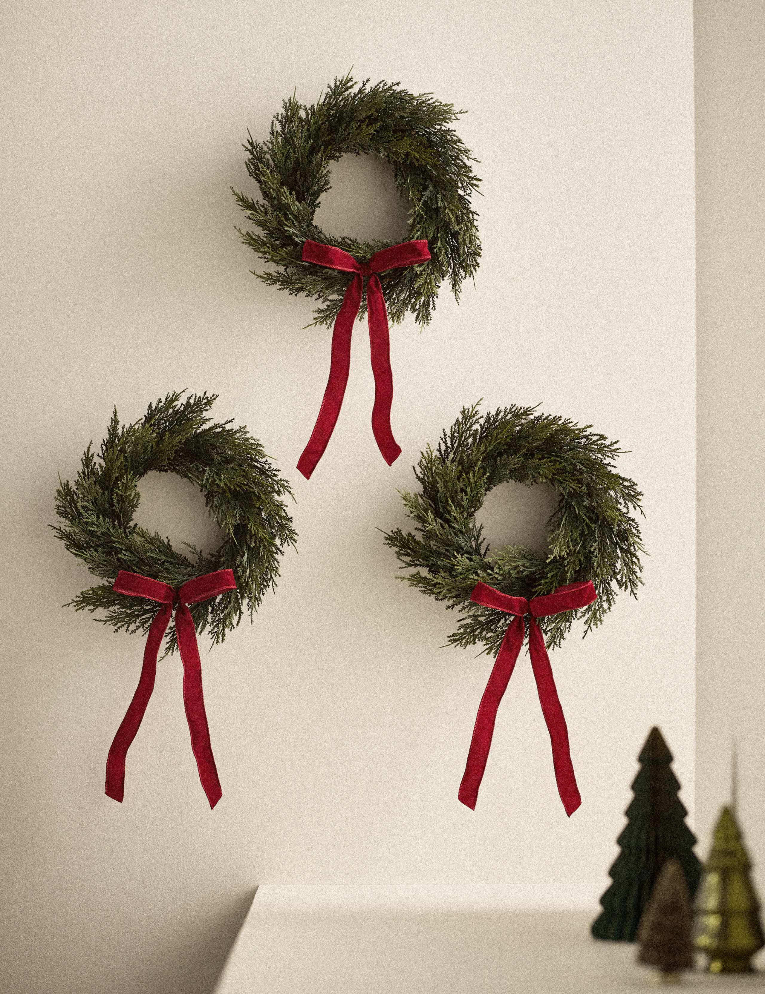 Set of 3 Mini Bow Wreaths 1 of 4