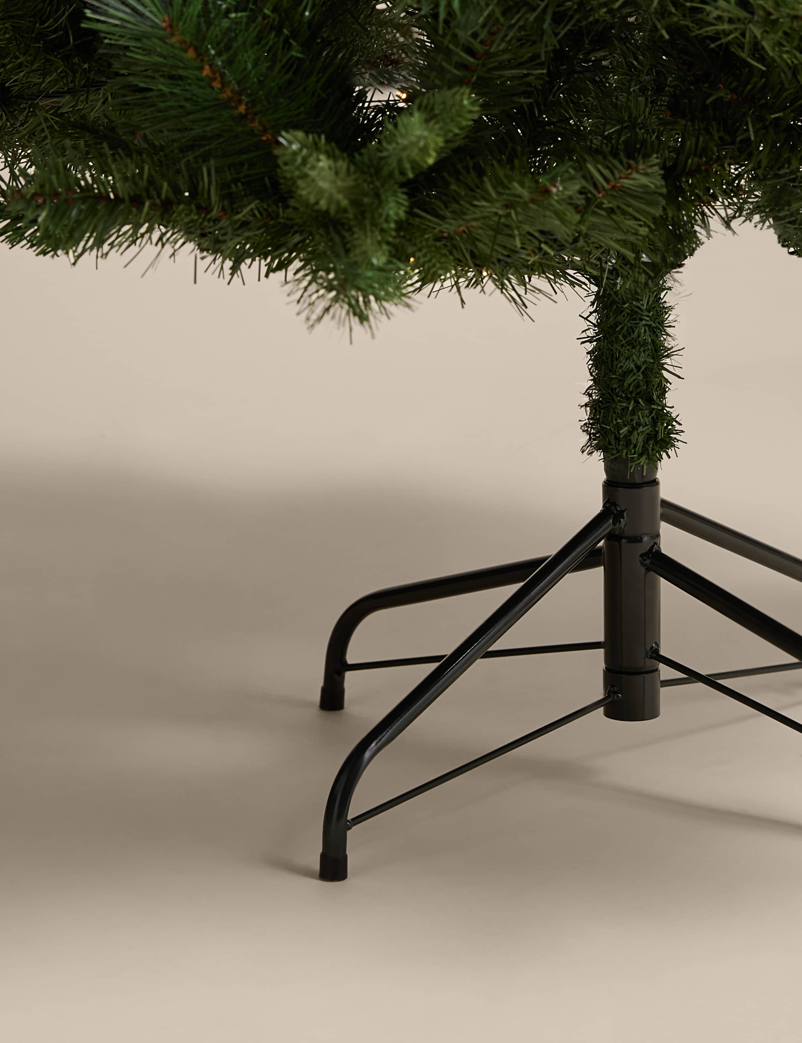 5ft Pre-Lit Monterey and Scots Pine Christmas Tree 6 of 6