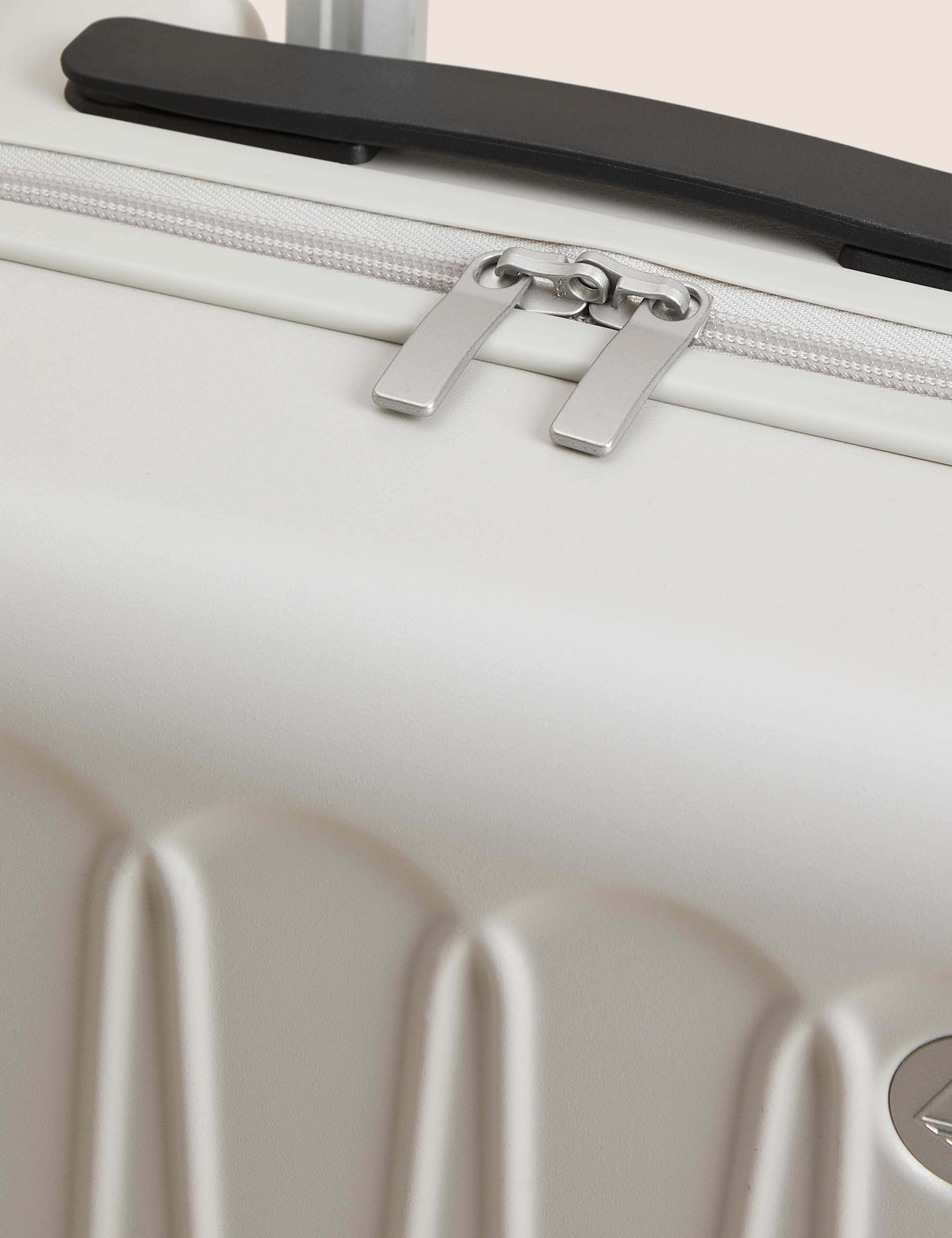 Amalfi 4 Wheel Hard Shell Cabin Suitcase 4 of 5