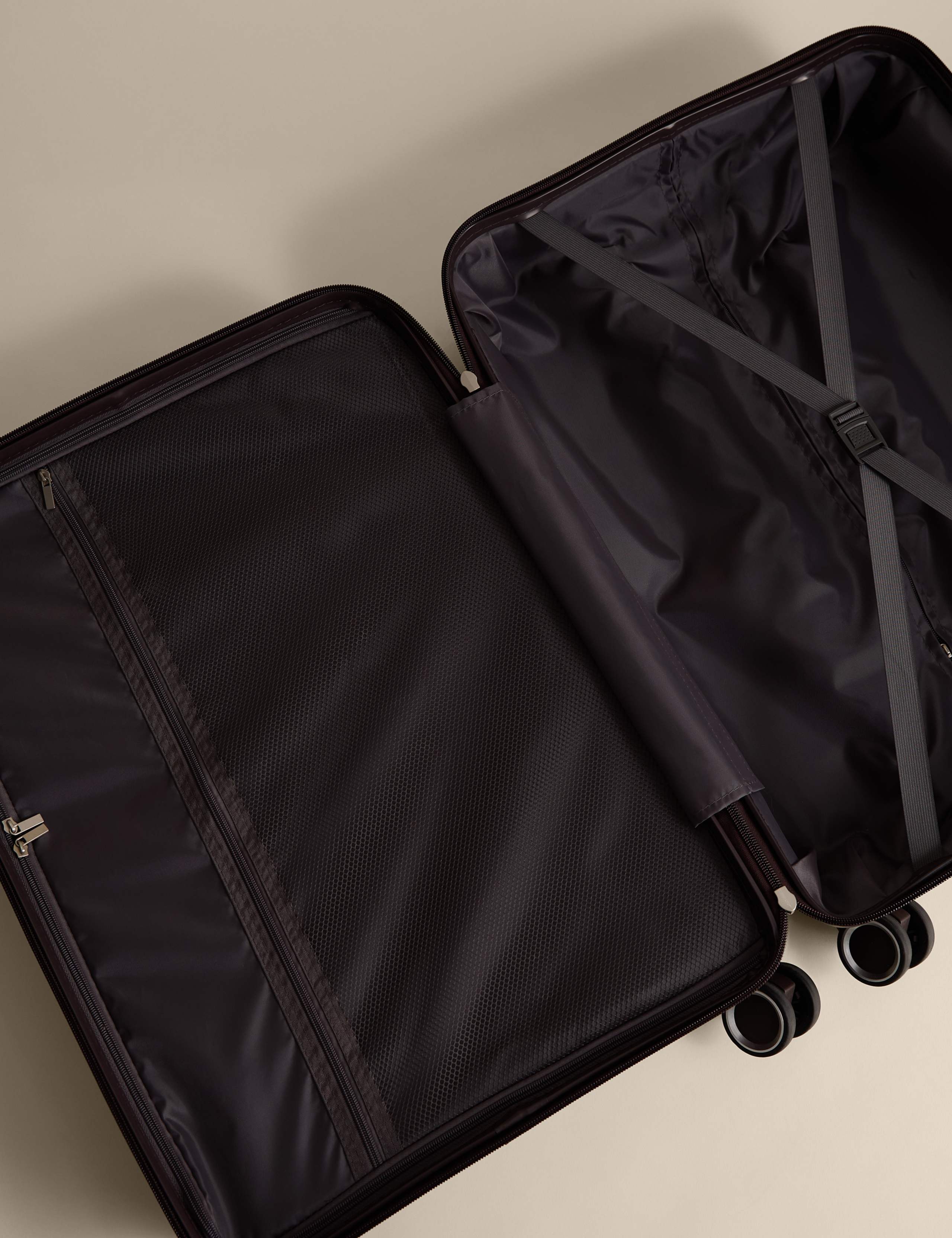 Set of 3 Porto 4 Wheel Hard Shell Suitcases 5 of 8