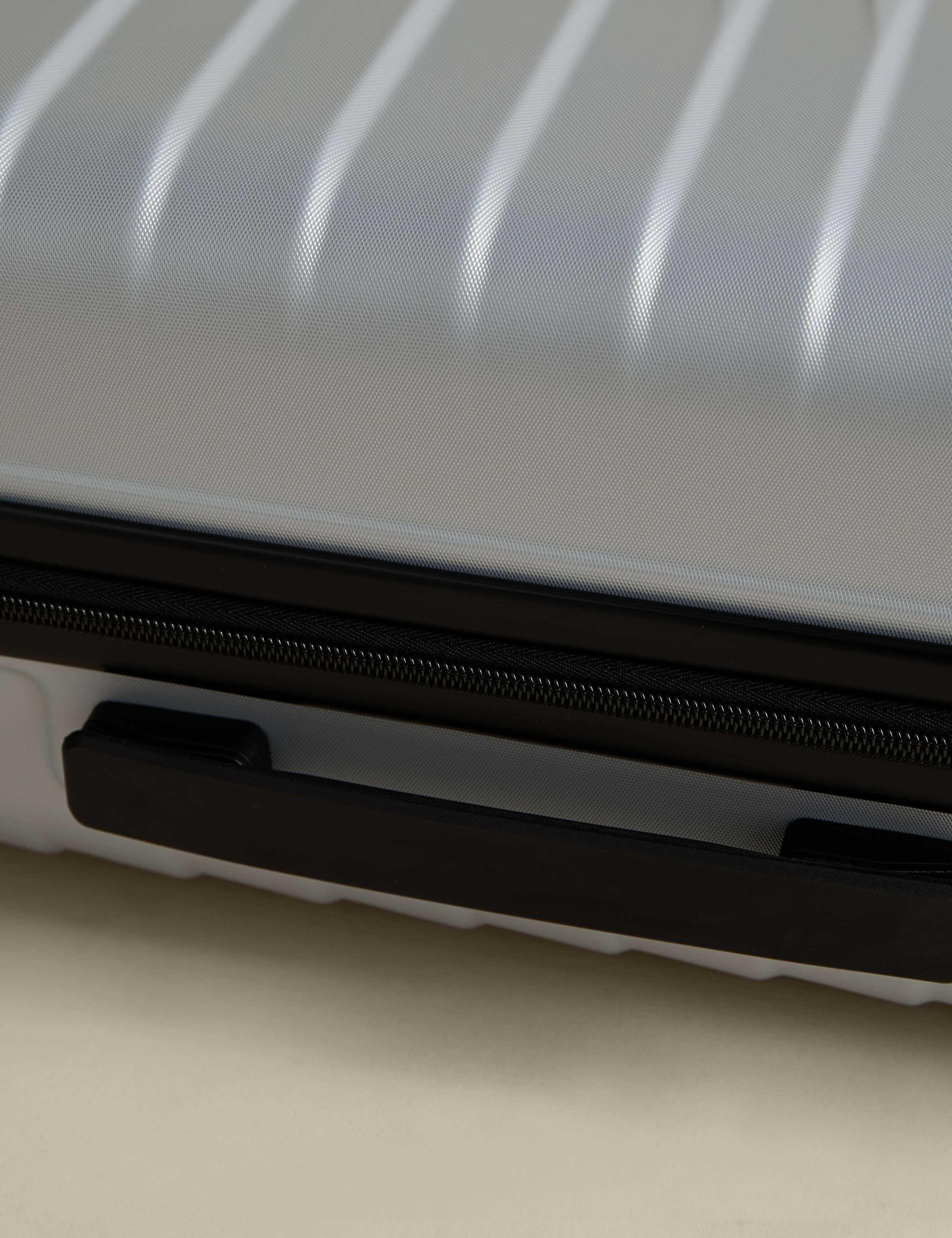 Oslo 4 Wheel Hard Shell Cabin Suitcase 4 of 7