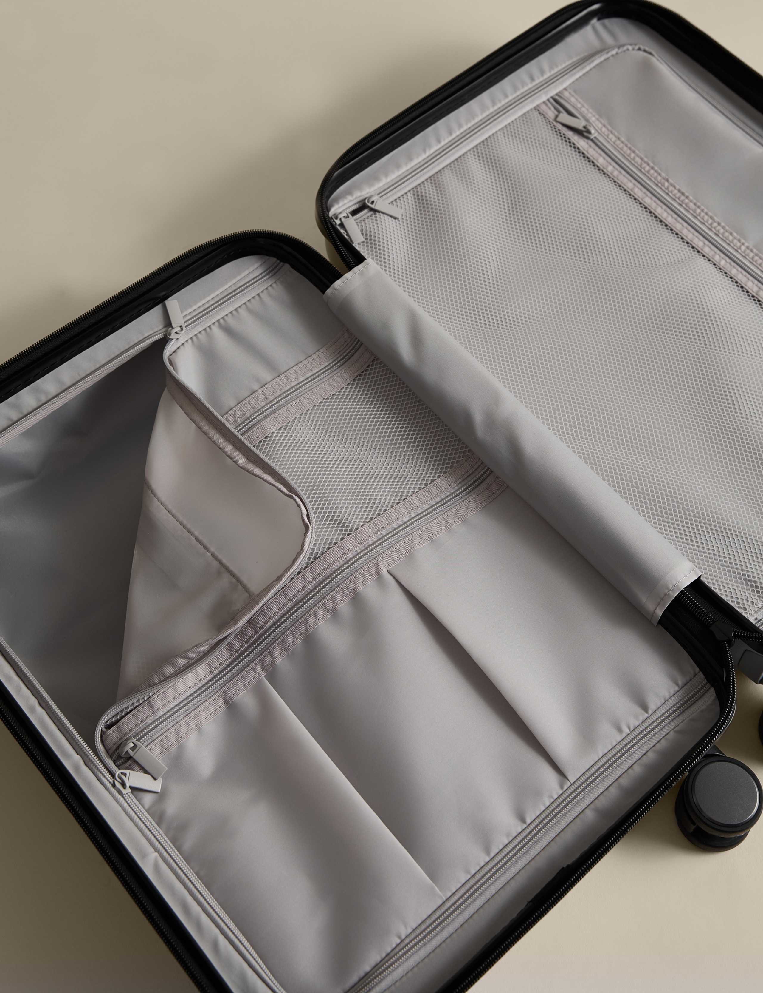 Oslo 4 Wheel Hard Shell Cabin Suitcase 5 of 7