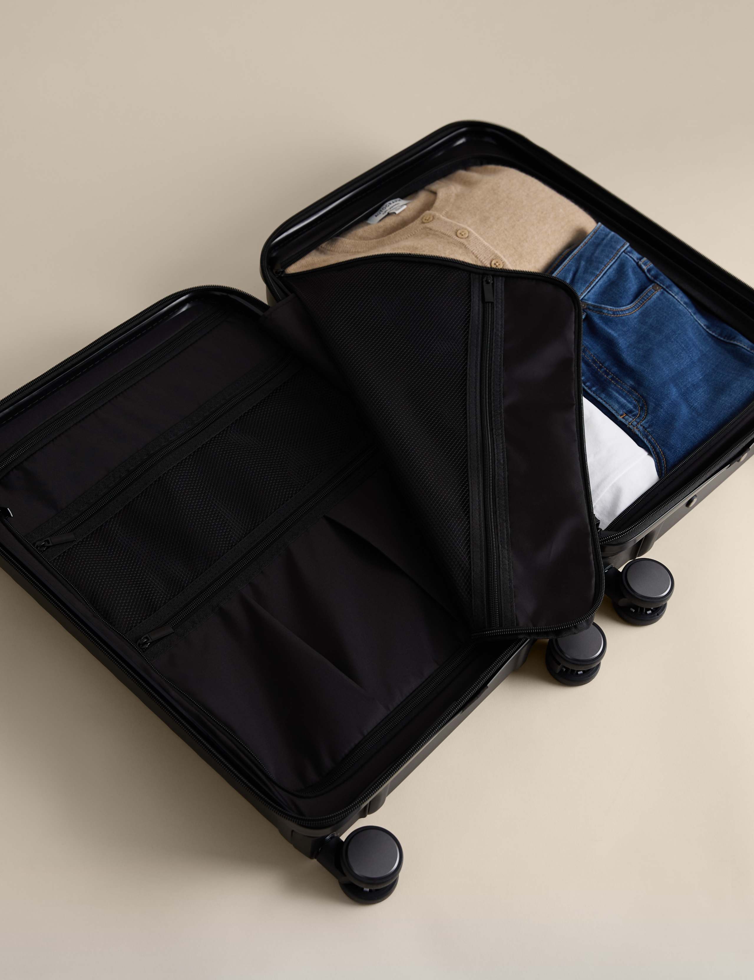 Oslo 4 Wheel Hard Shell Cabin Suitcase 7 of 8