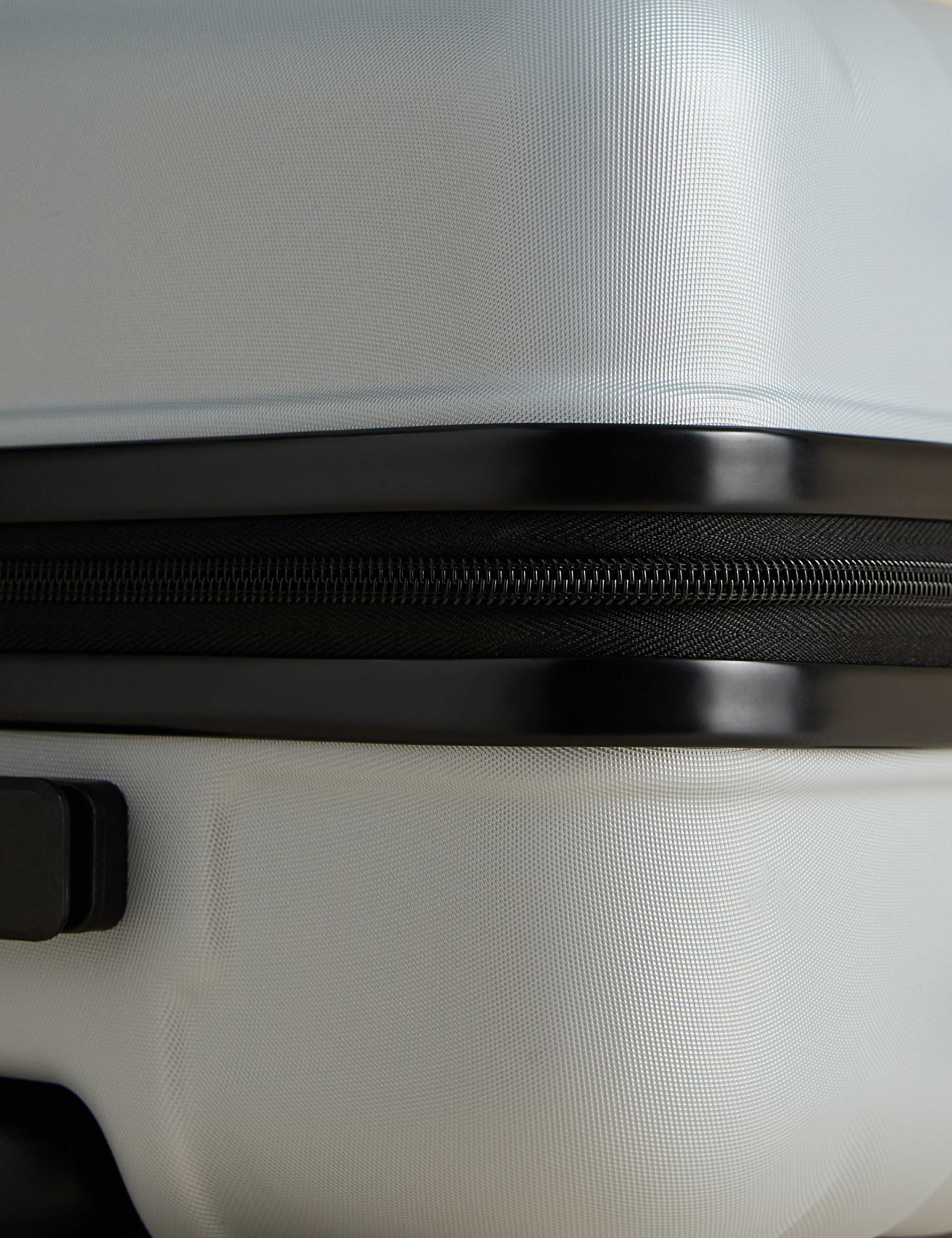 Oslo 4 Wheel Hard Shell Medium Suitcase 4 of 8