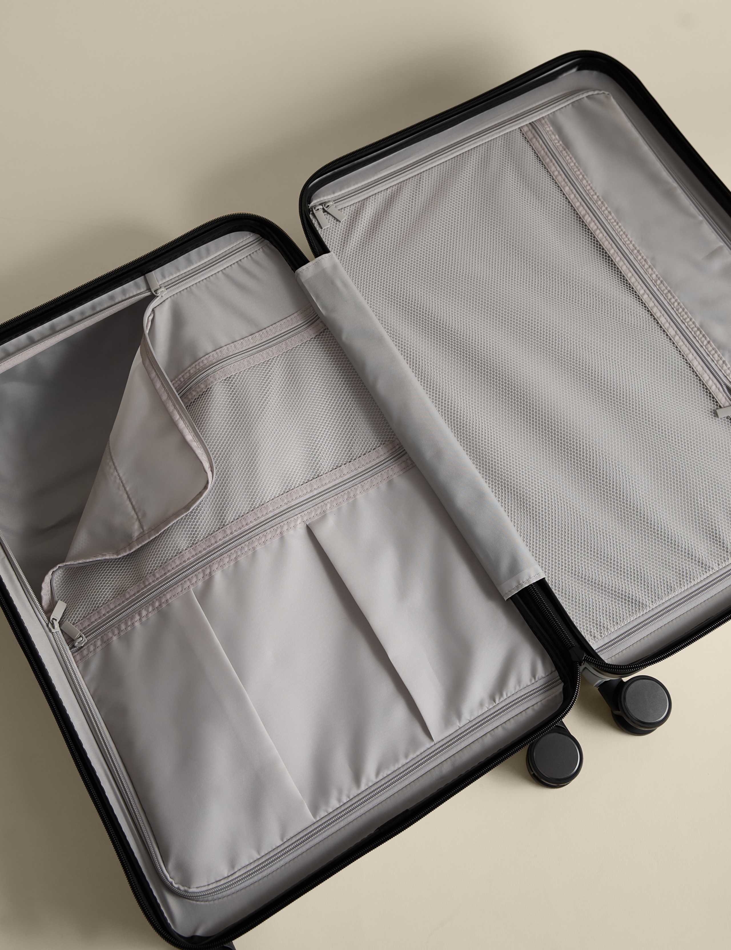 Oslo 4 Wheel Hard Shell Medium Suitcase 5 of 8