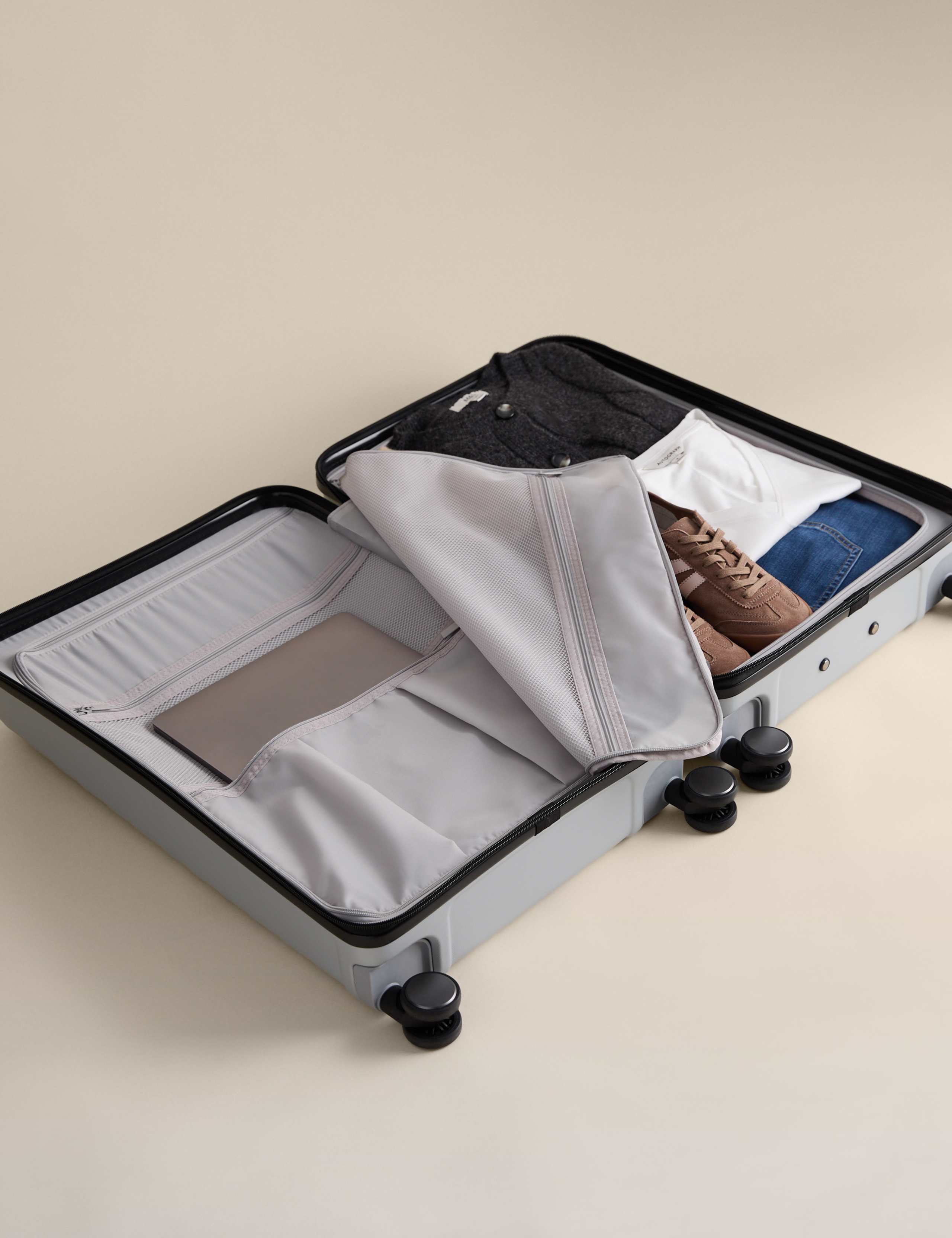 Oslo 4 Wheel Hard Shell Medium Suitcase 7 of 8