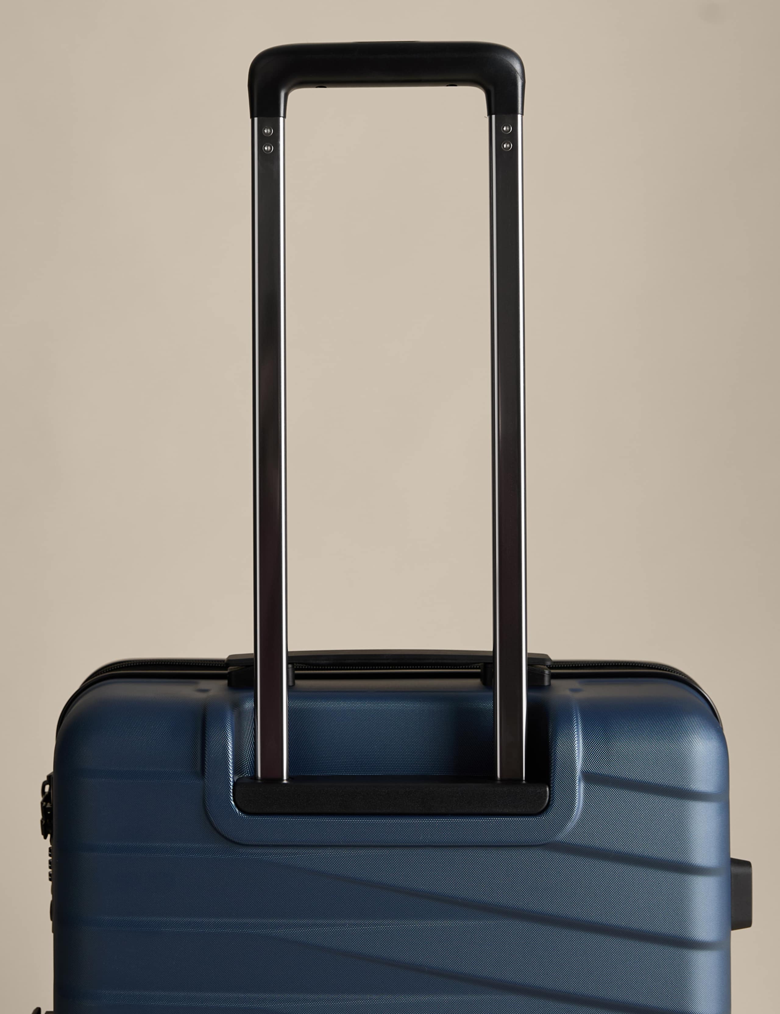 Oslo 4 Wheel Hard Shell Medium Suitcase 2 of 7