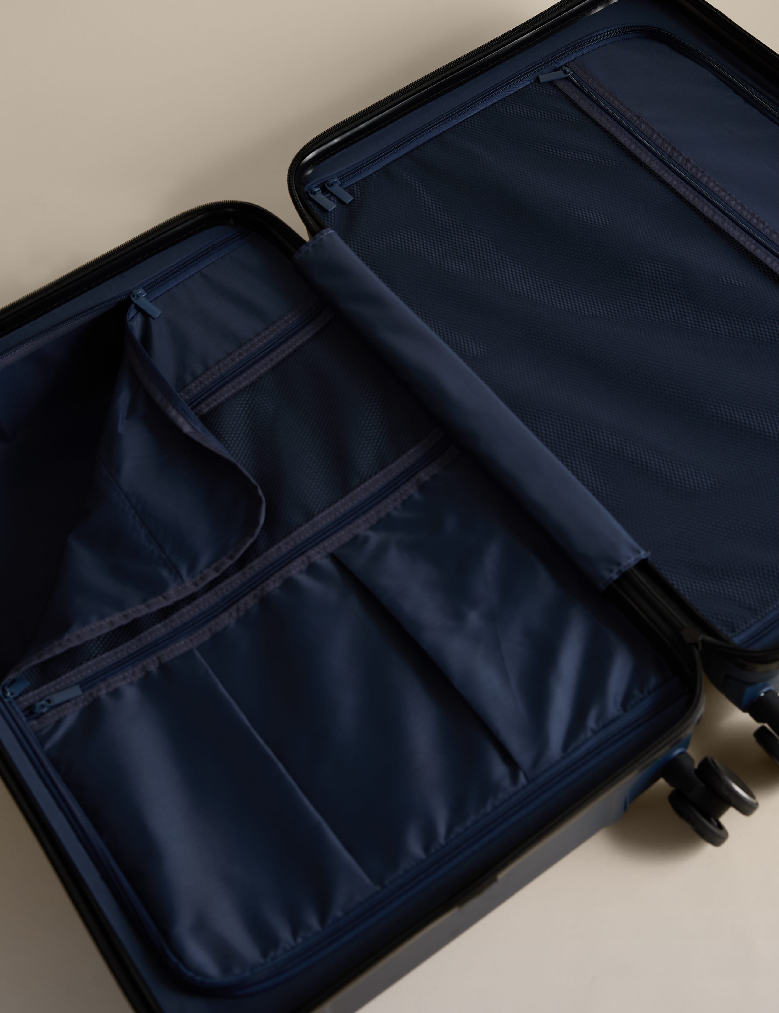 Oslo 4 Wheel Hard Shell Medium Suitcase 5 of 7