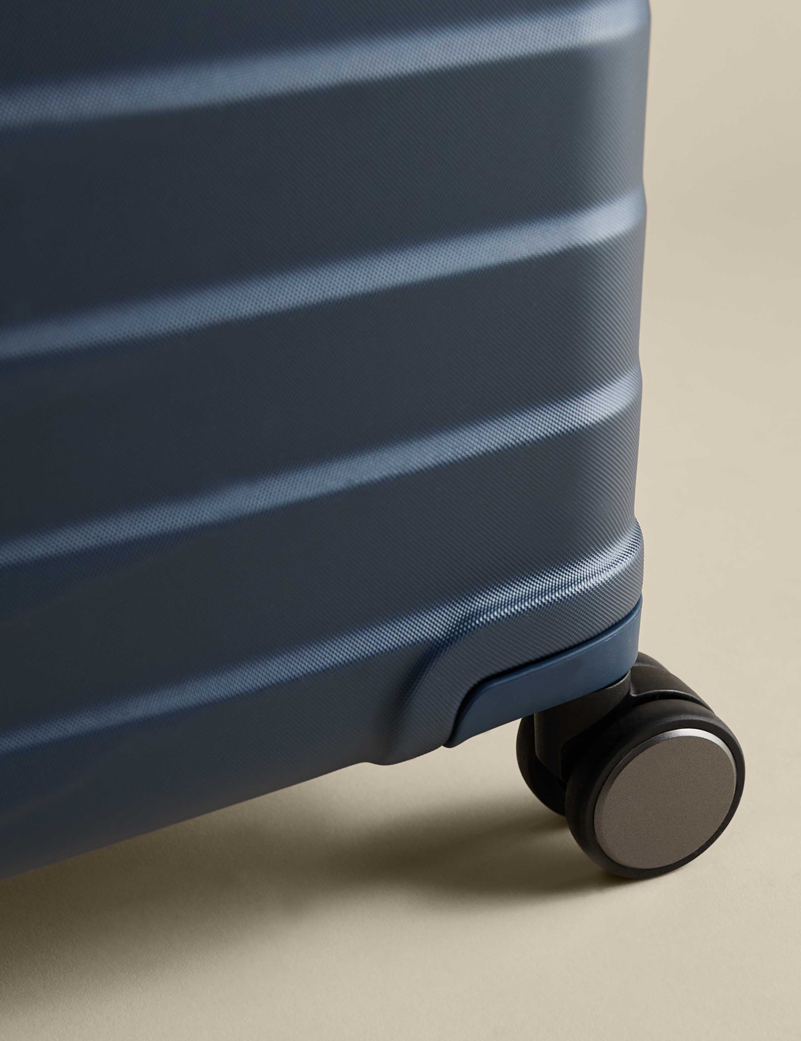 Oslo 4 Wheel Hard Shell Medium Suitcase 6 of 7