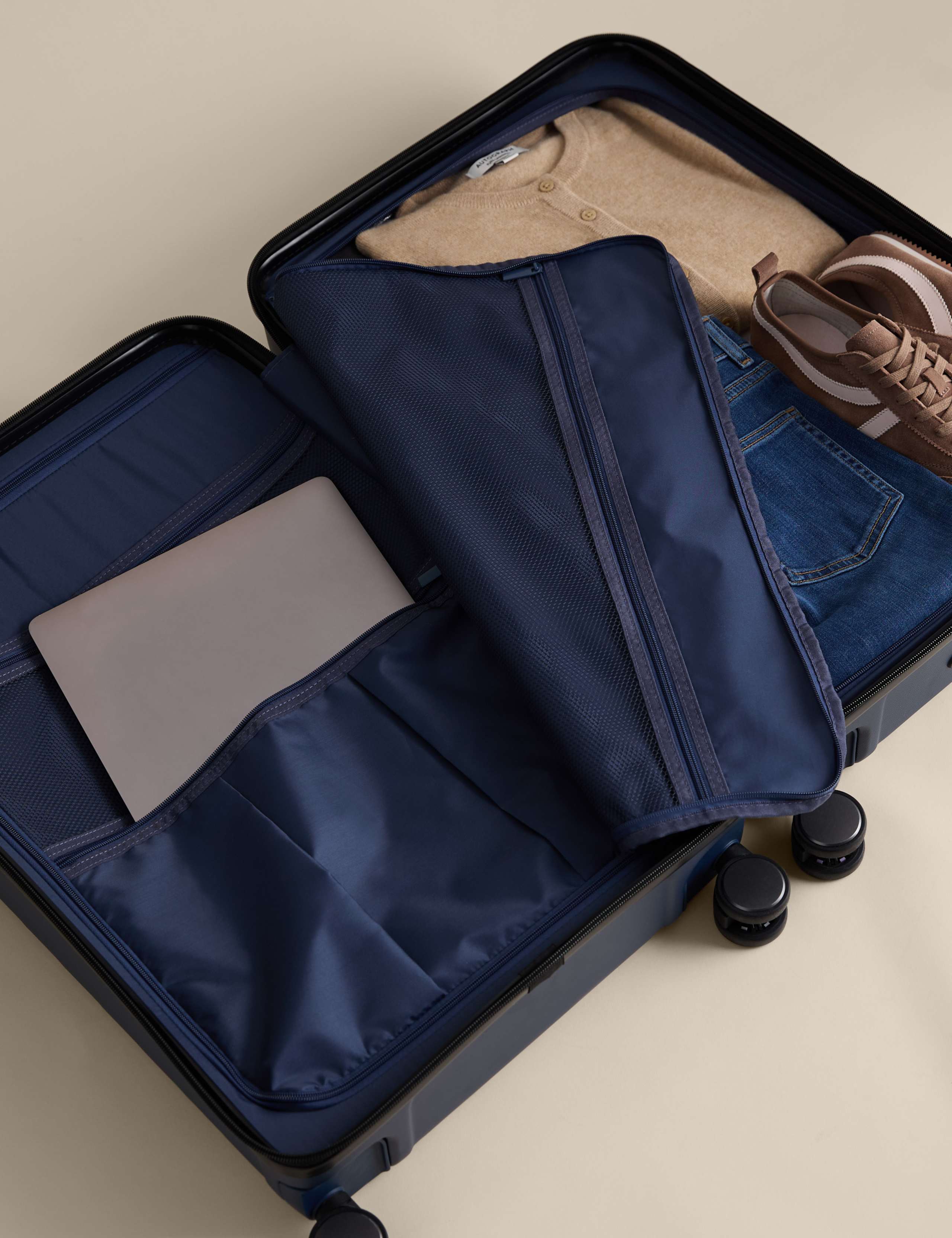 Oslo 4 Wheel Hard Shell Medium Suitcase 7 of 8