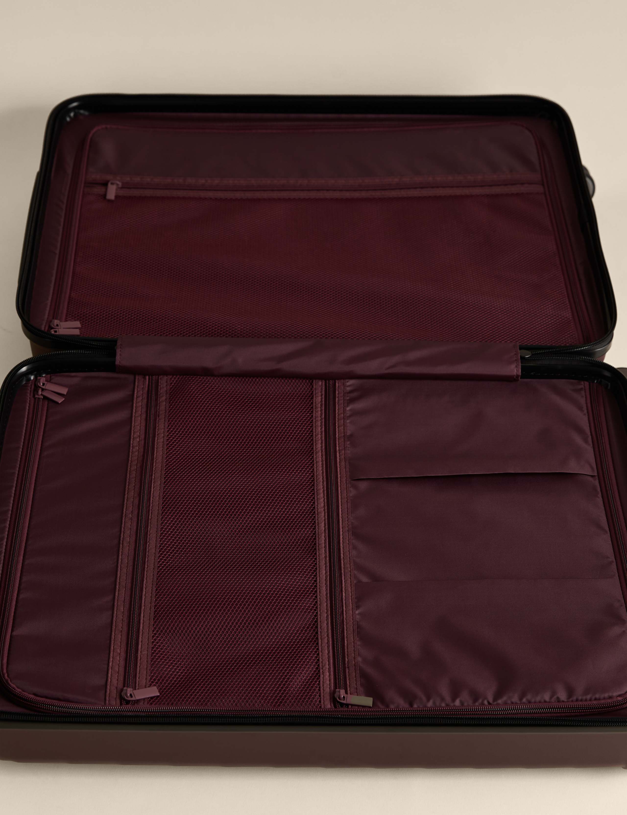 Oslo 4 Wheel Hard Shell Medium Suitcase 5 of 8
