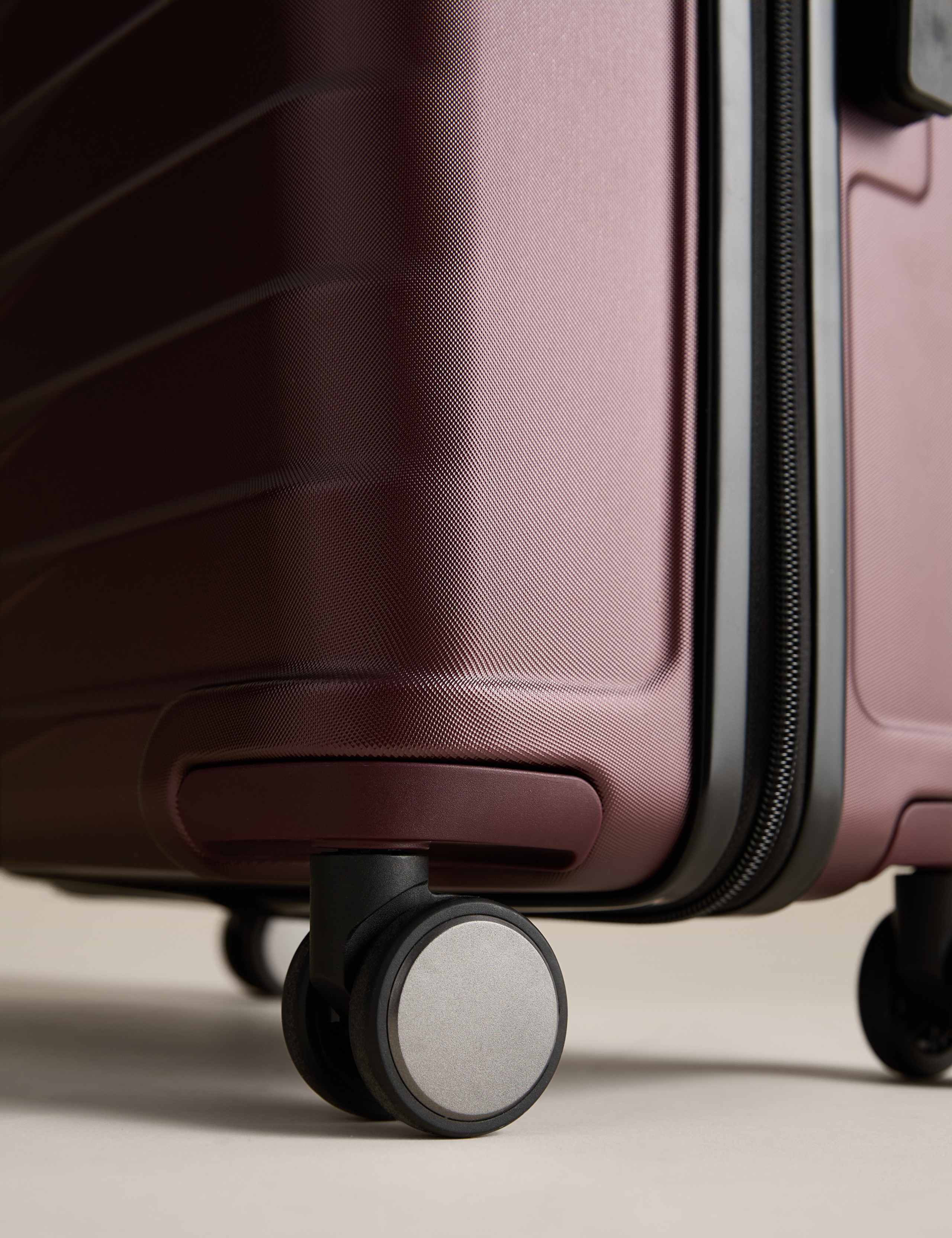 Oslo 4 Wheel Hard Shell Medium Suitcase 6 of 8
