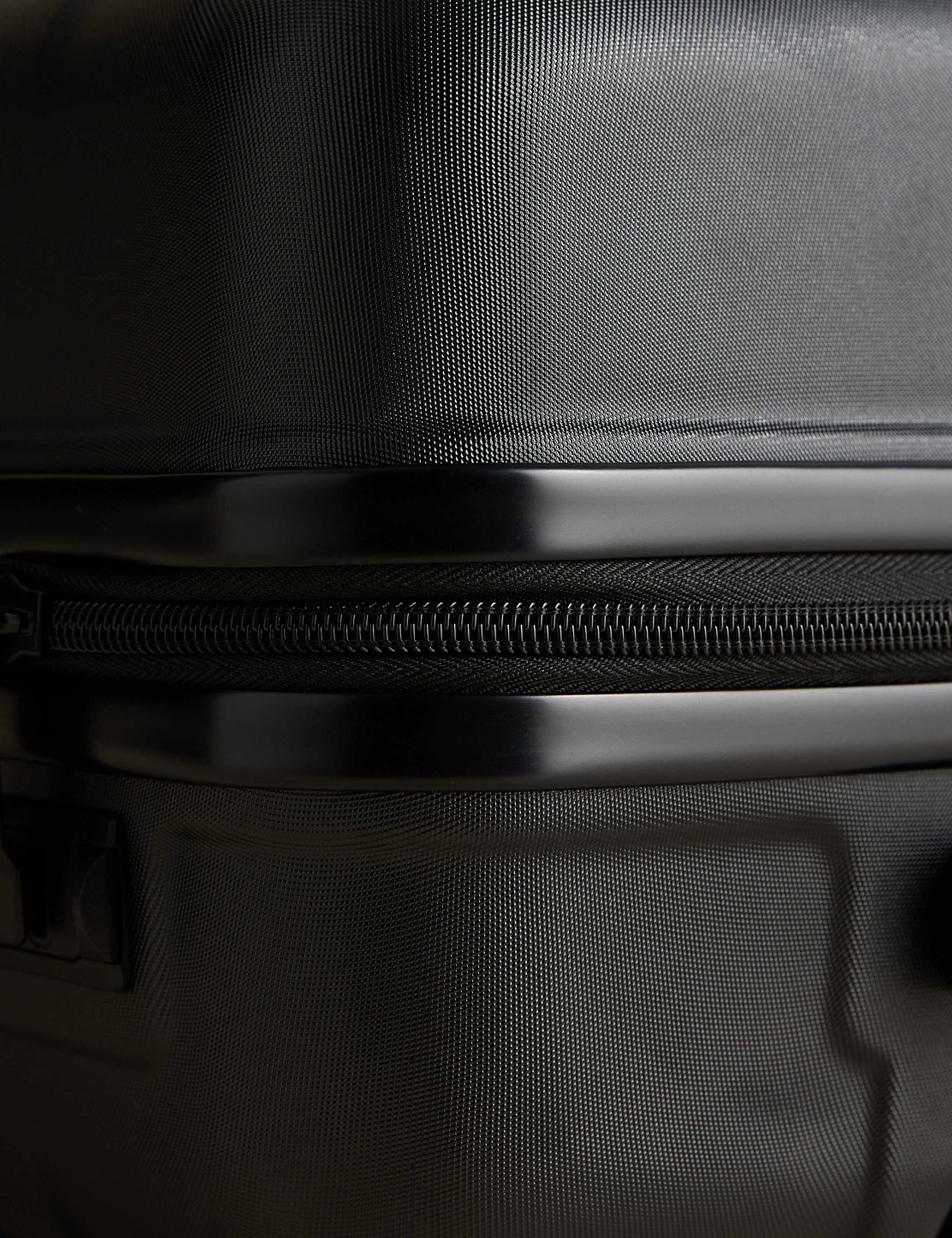 Oslo 4 Wheel Hard Shell Medium Suitcase 4 of 8