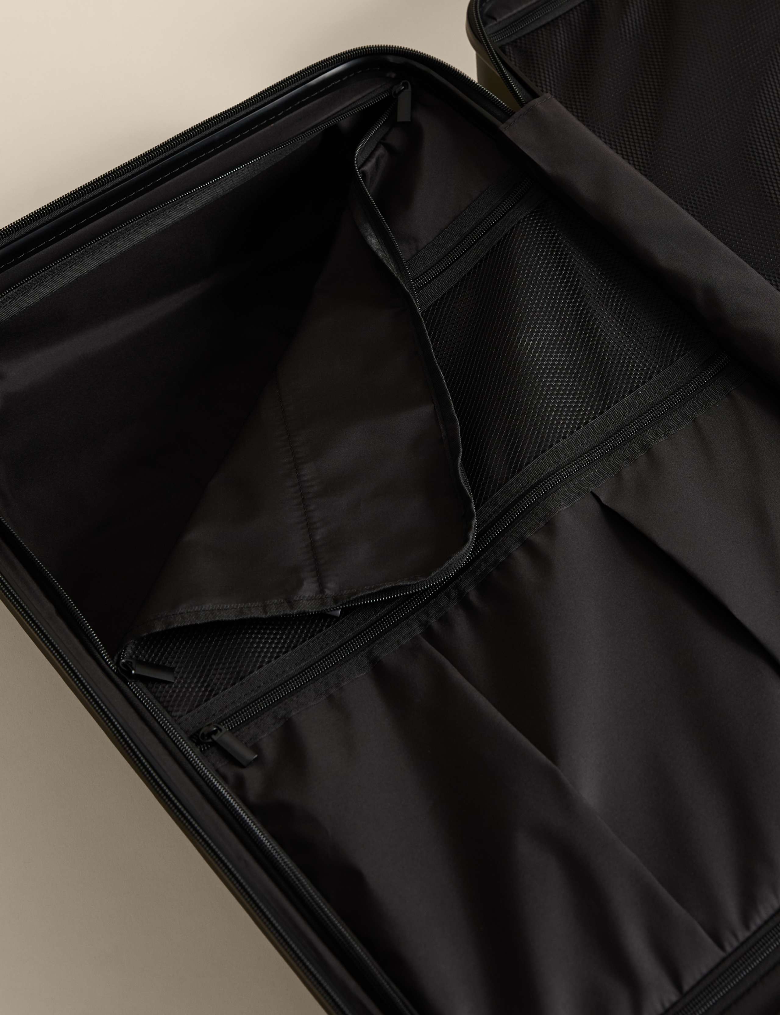 Oslo 4 Wheel Hard Shell Medium Suitcase 5 of 8