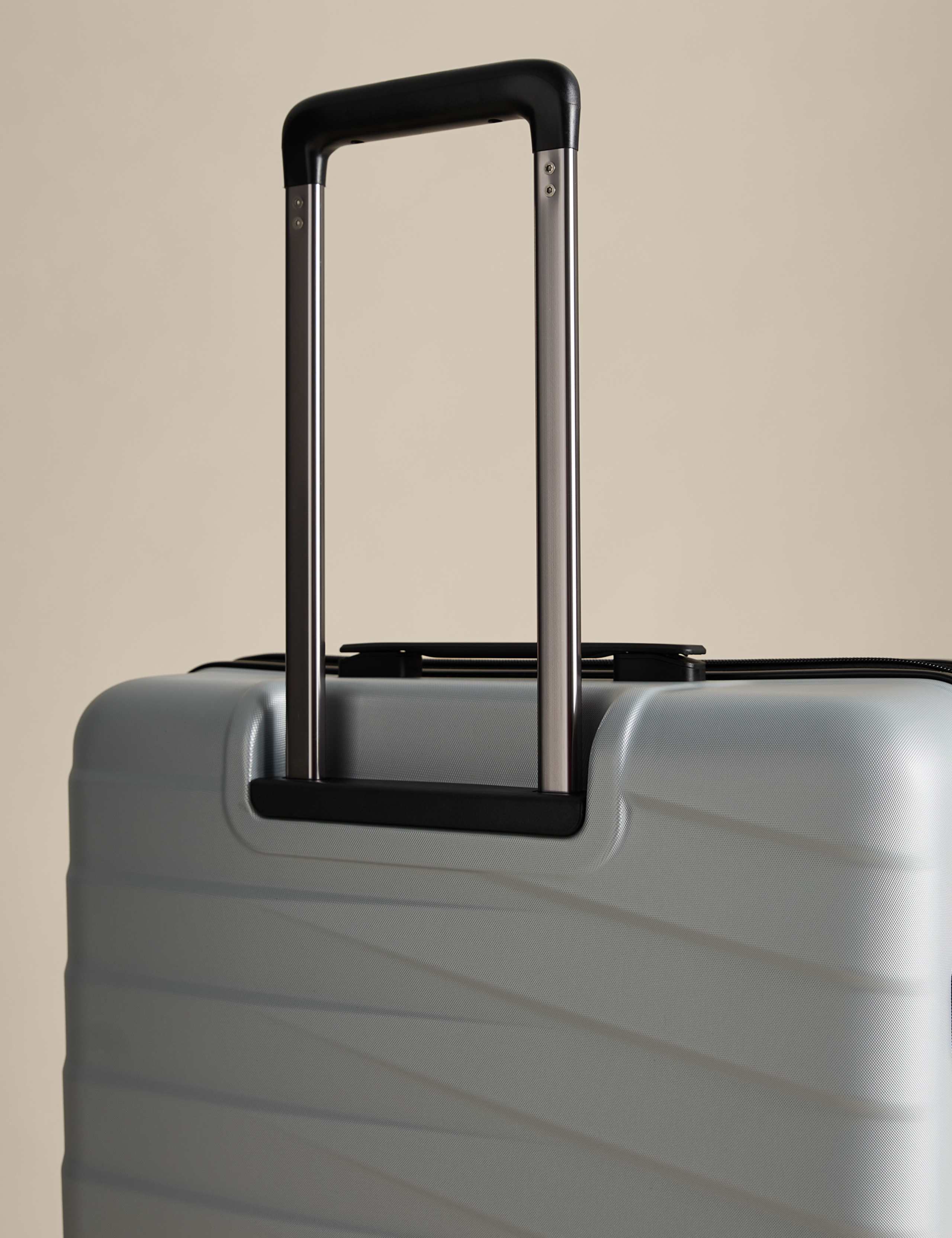 Oslo 4 Wheel Hard Shell Large Suitcase 2 of 7