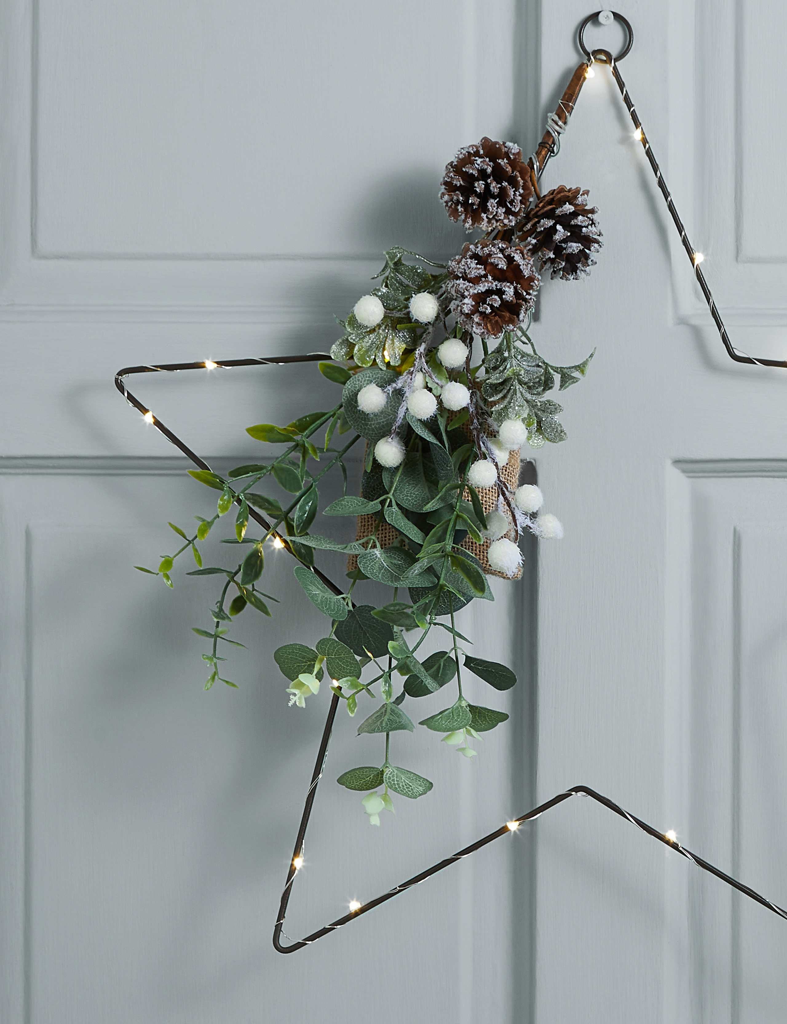 Pre-Lit Wire Star Wreath 2 of 5