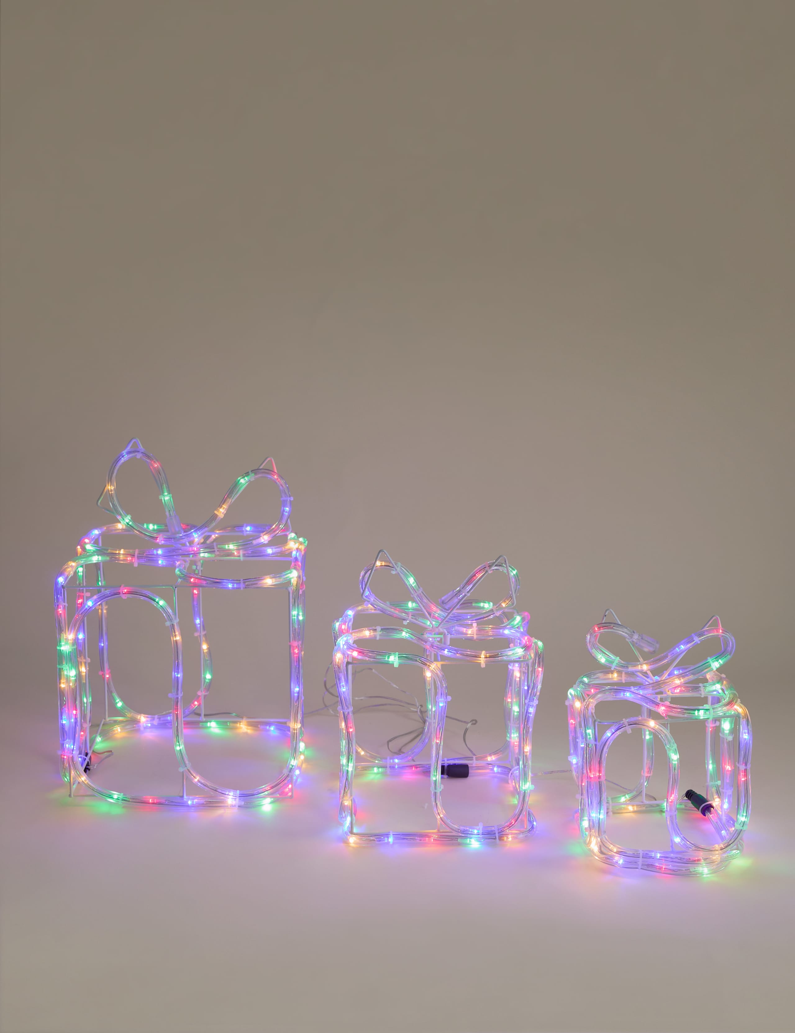 6ft Pre-Lit Berry Garland 3 of 4