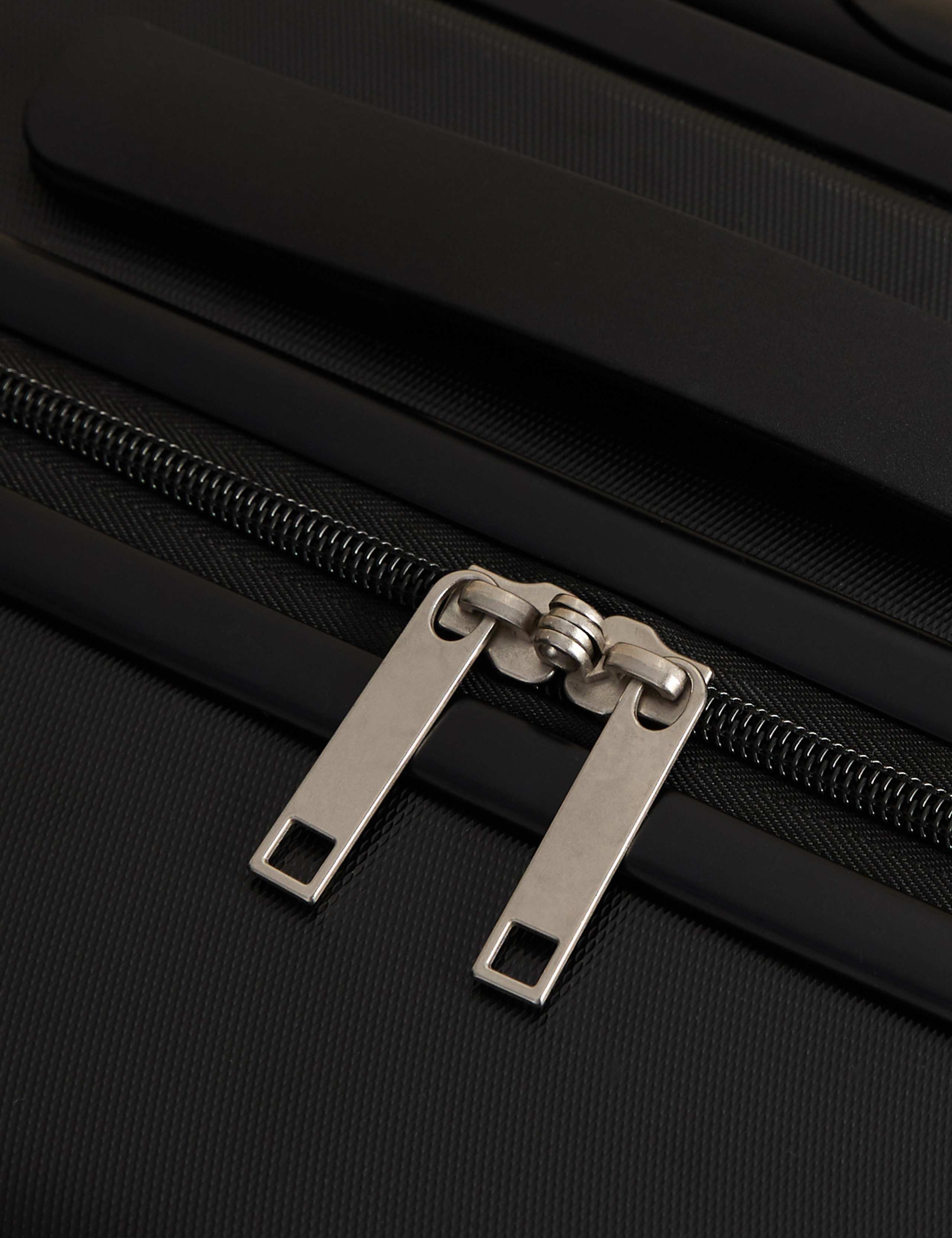 Pisa 4 Wheel Hard Shell Medium Suitcase 3 of 6