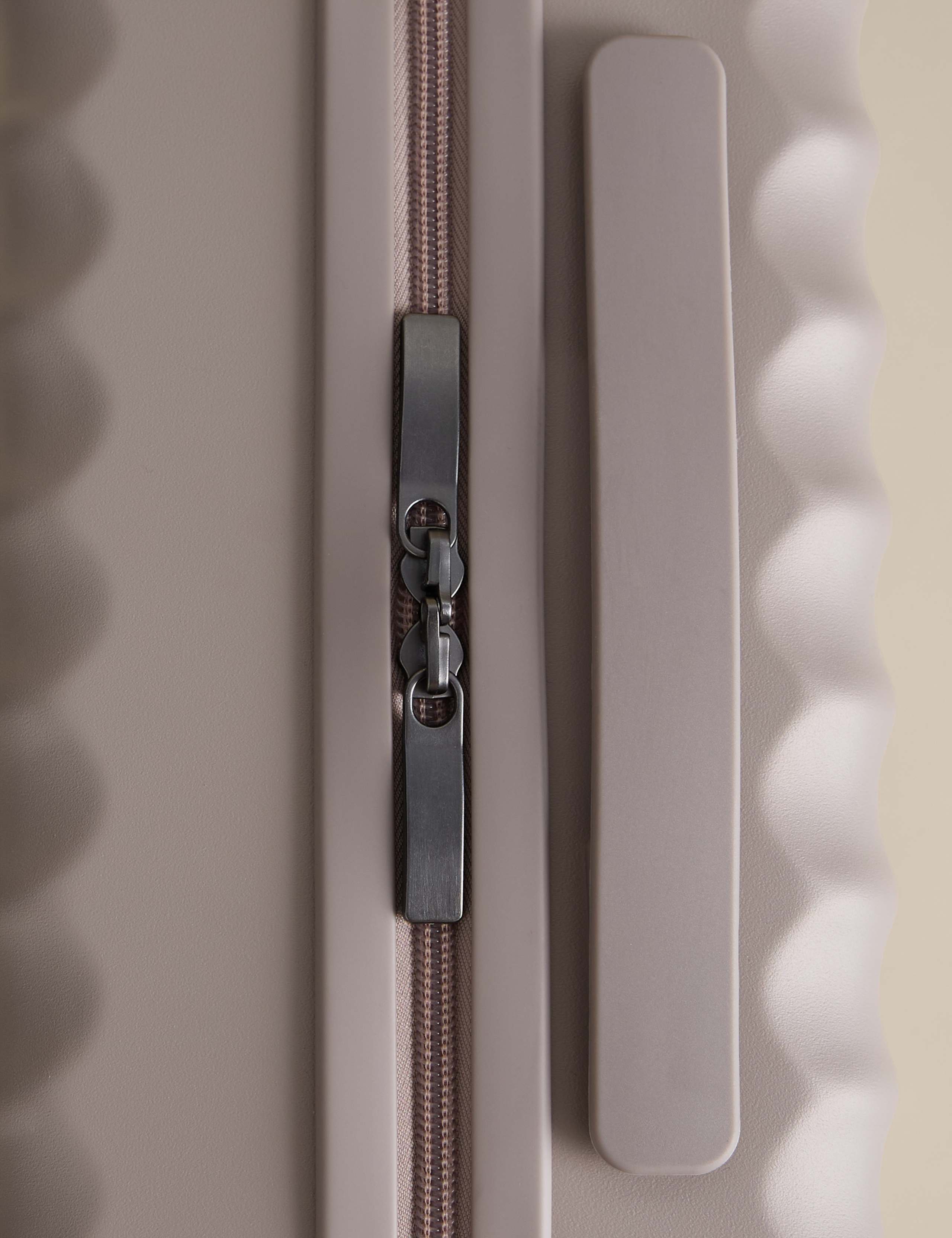 Mykonos Hard Shell Vanity Case 5 of 8