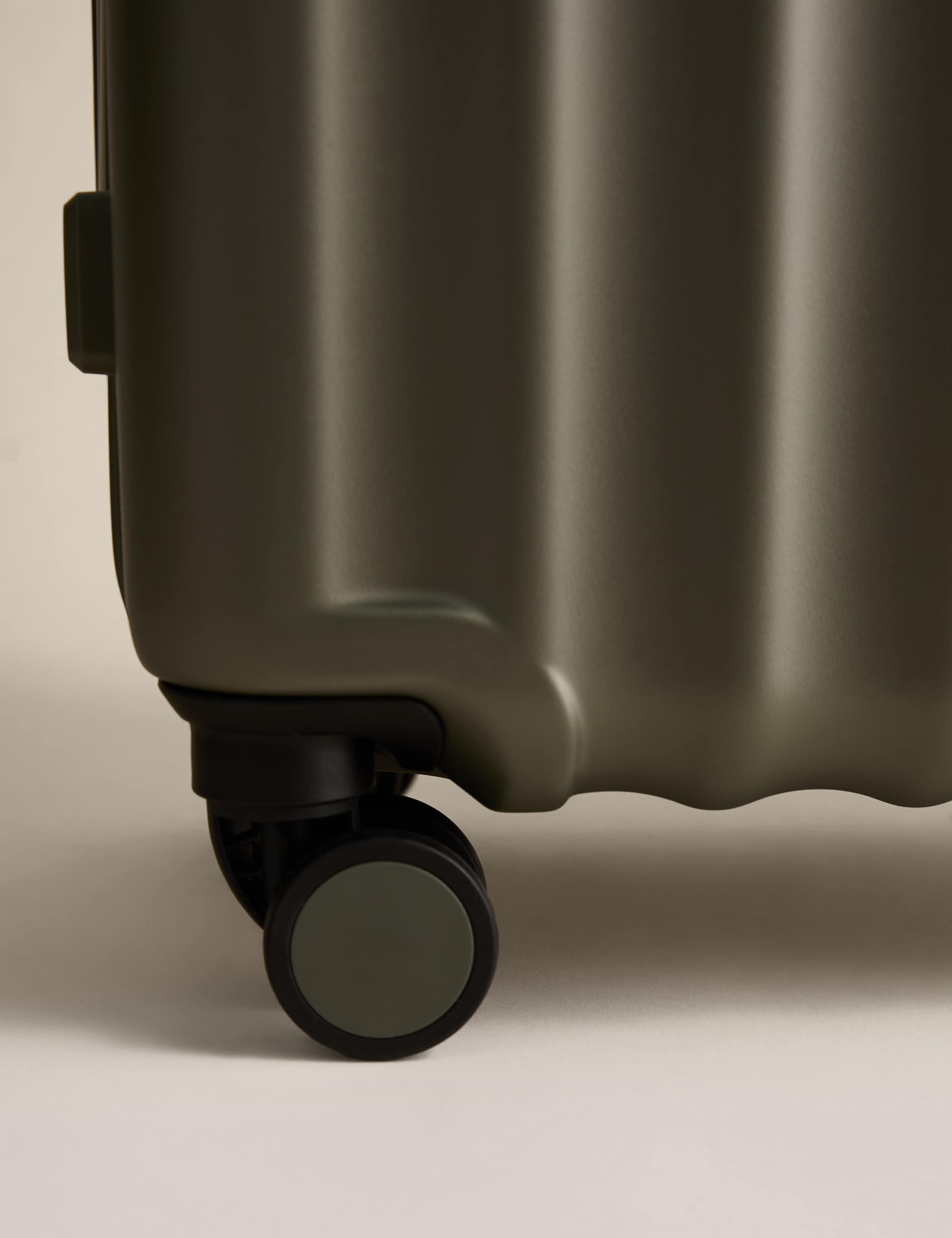 Mykonos 4 Wheel Hard Shell Medium Suitcase 6 of 8