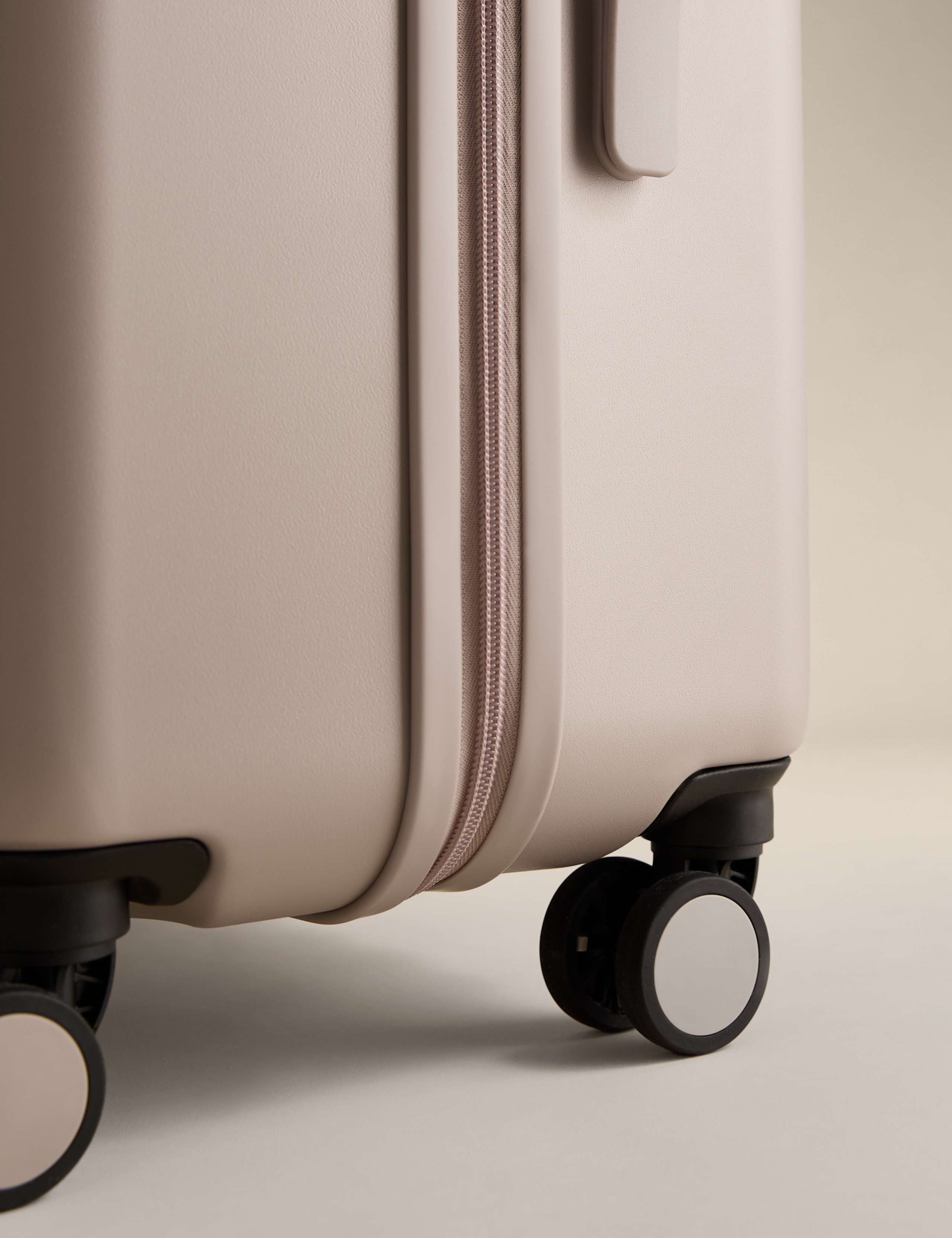 Mykonos 4 Wheel Hard Shell Medium Suitcase 6 of 8