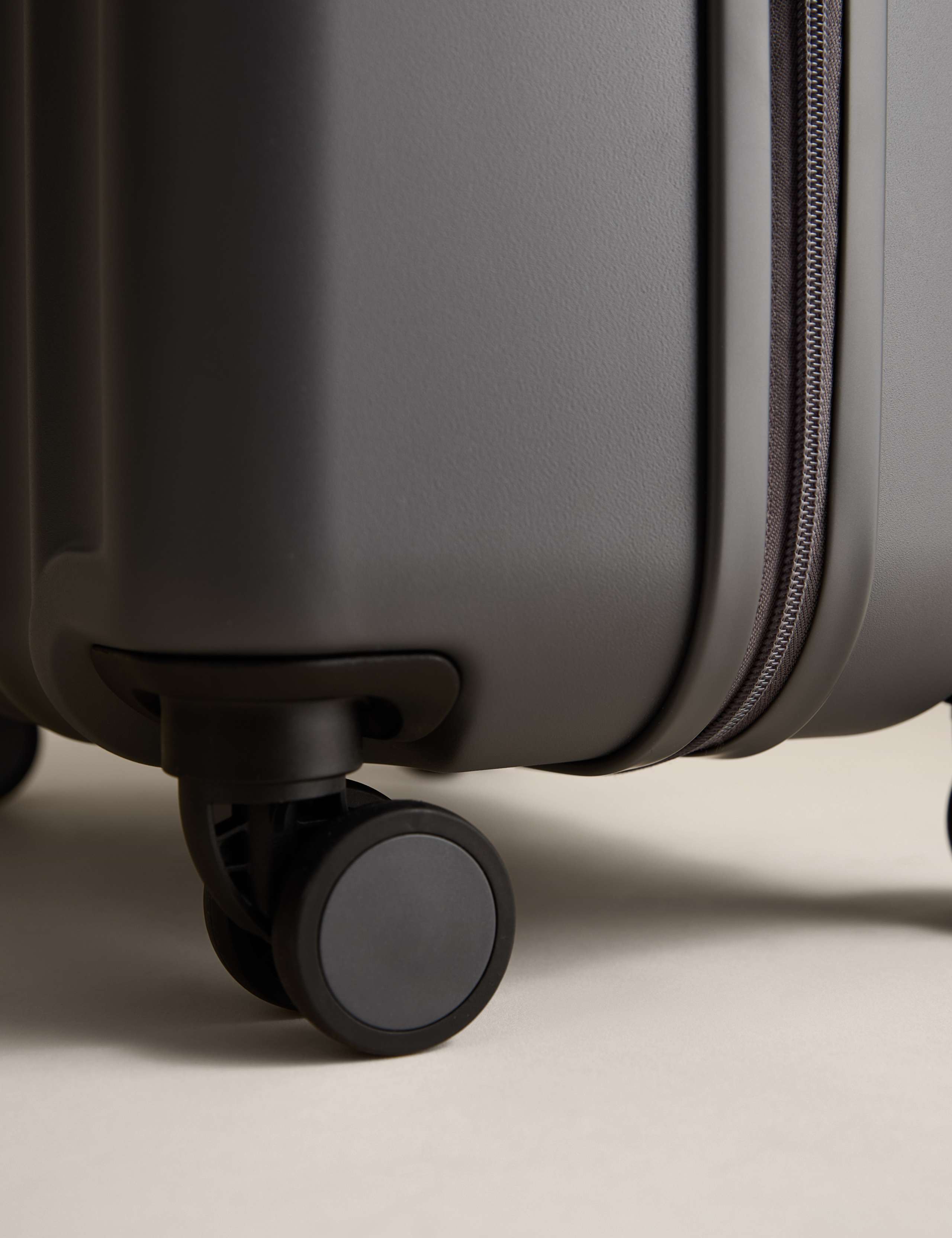 Mykonos 4 Wheel Hard Shell Medium Suitcase 6 of 8