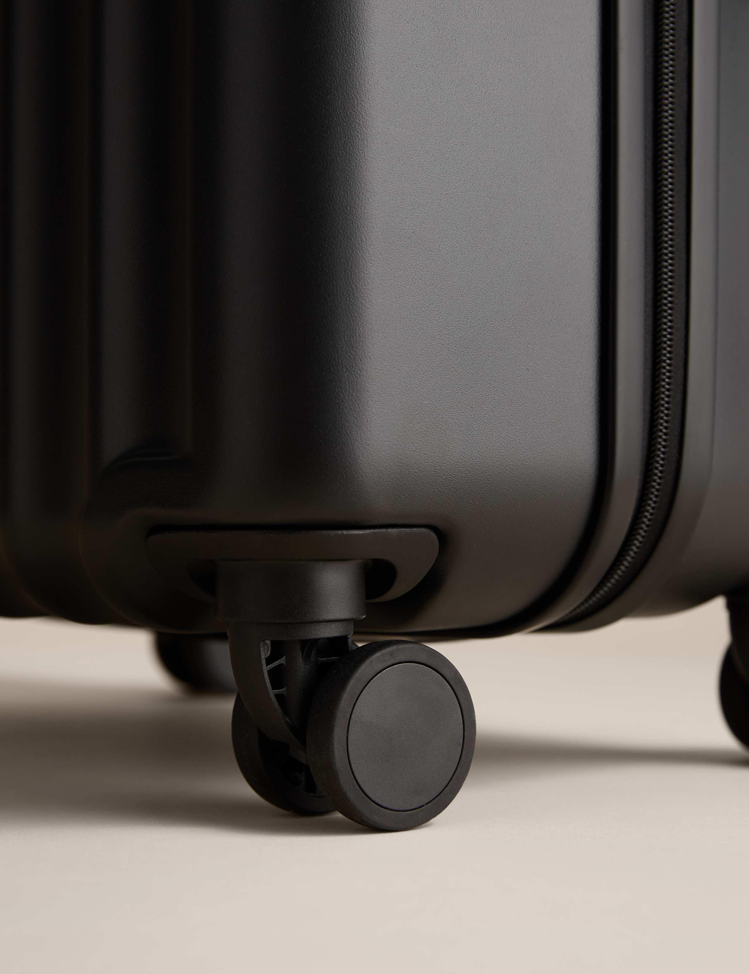 Mykonos 4 Wheel Hard Shell Medium Suitcase 6 of 8