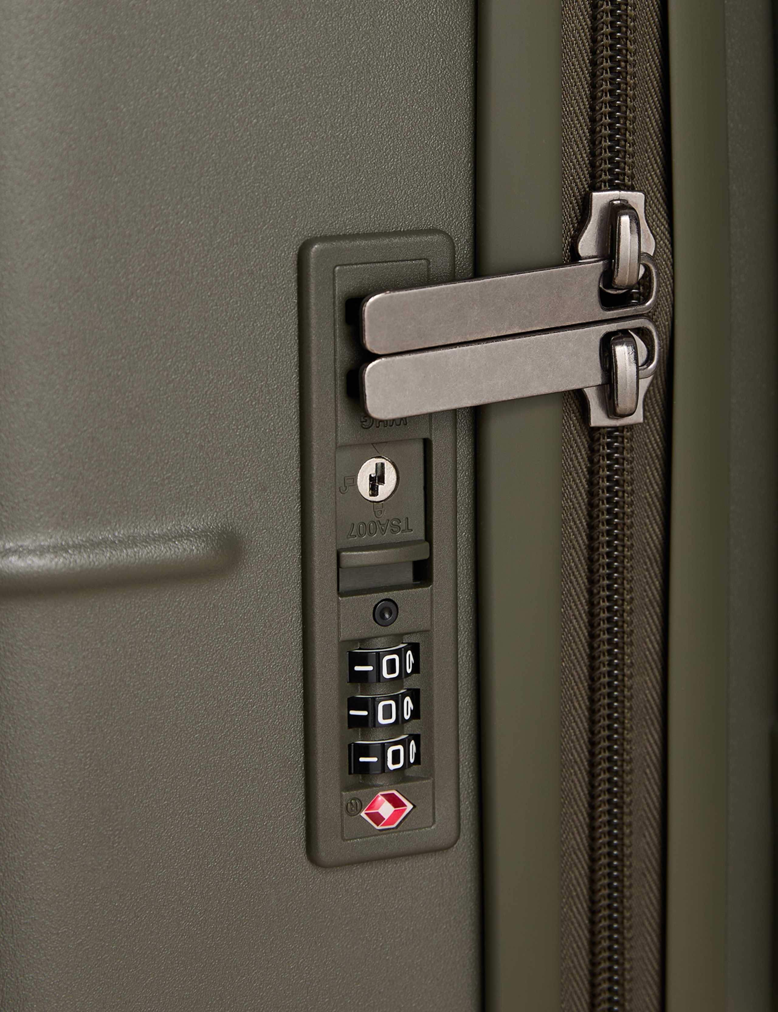 Stockholm 4 Wheel Hard Shell Medium Suitcase 3 of 7