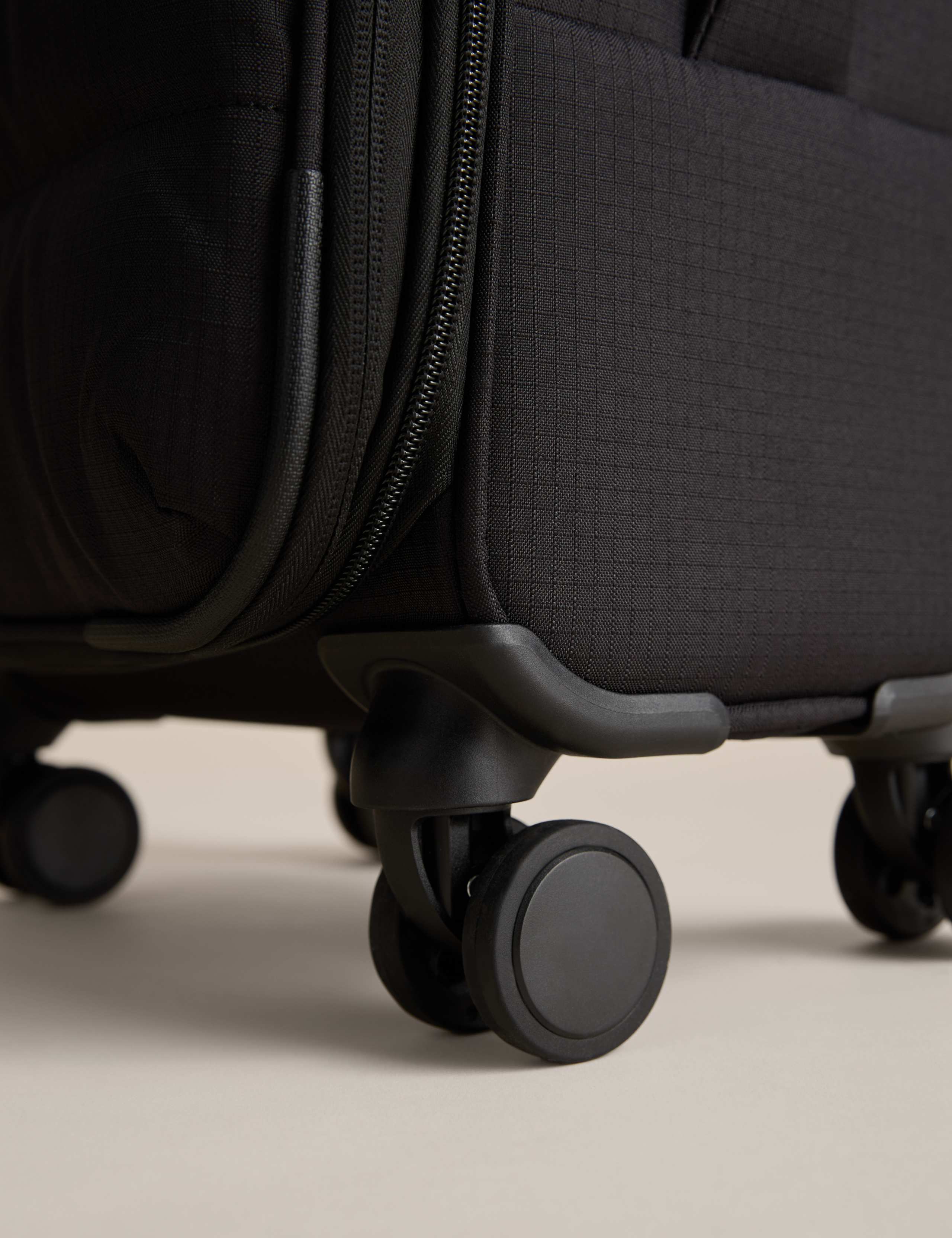 Geneva 4 Wheel Soft Cabin Suitcase 6 of 8