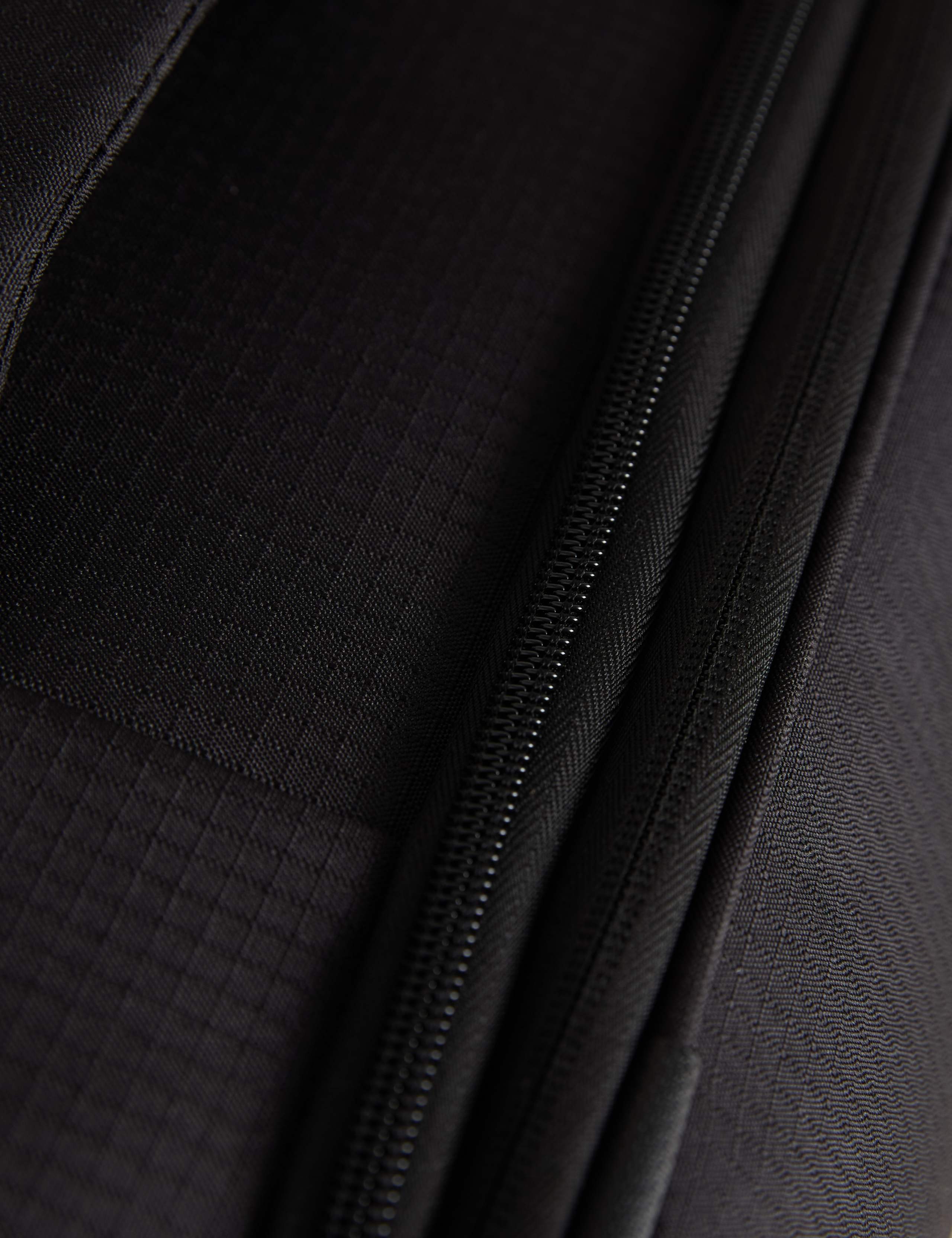 Geneva 4 Wheel Soft Medium Suitcase 4 of 8