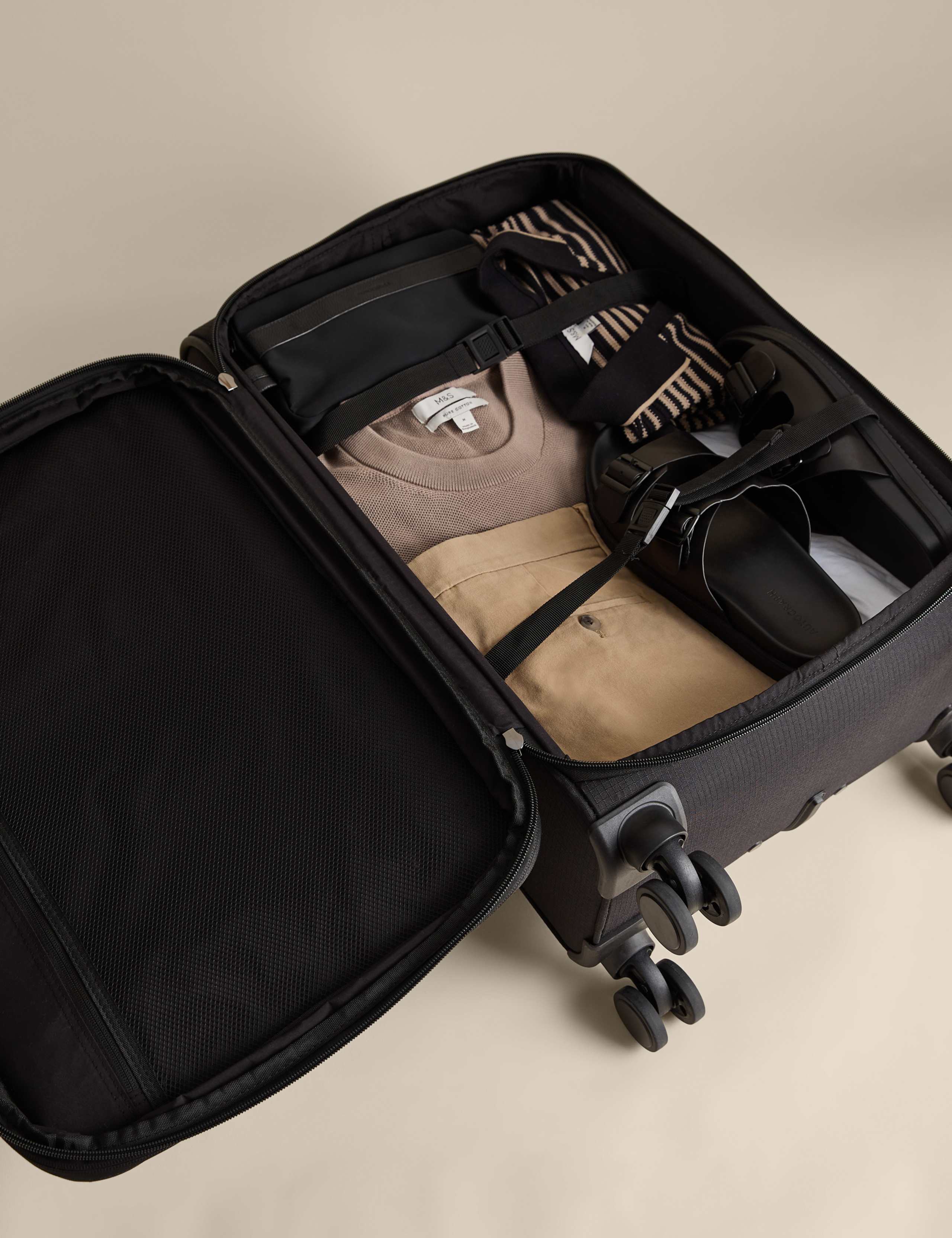 Geneva 4 Wheel Soft Medium Suitcase 5 of 8