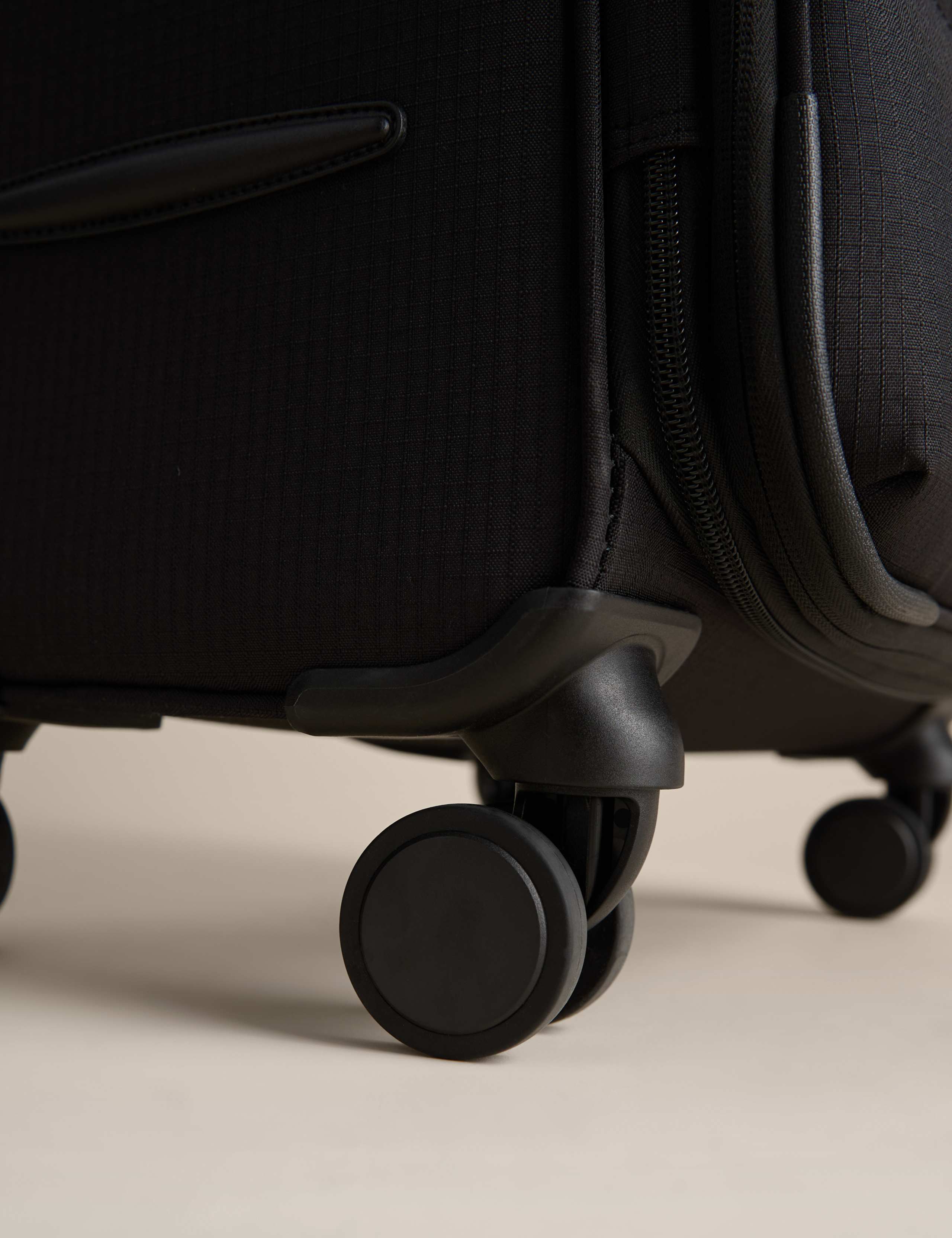 Geneva 4 Wheel Soft Medium Suitcase 6 of 8