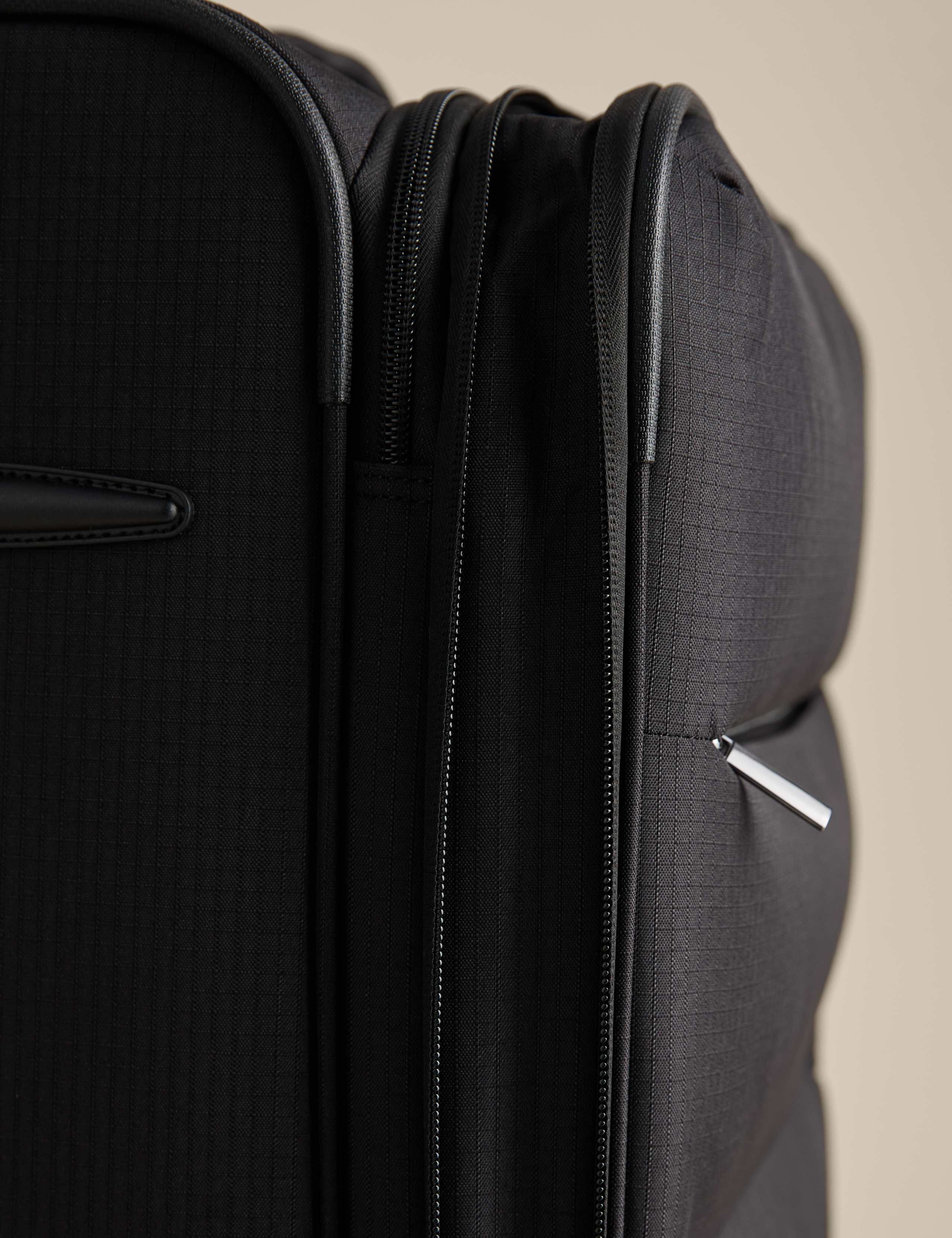 Geneva 4 Wheel Soft Medium Suitcase 7 of 8