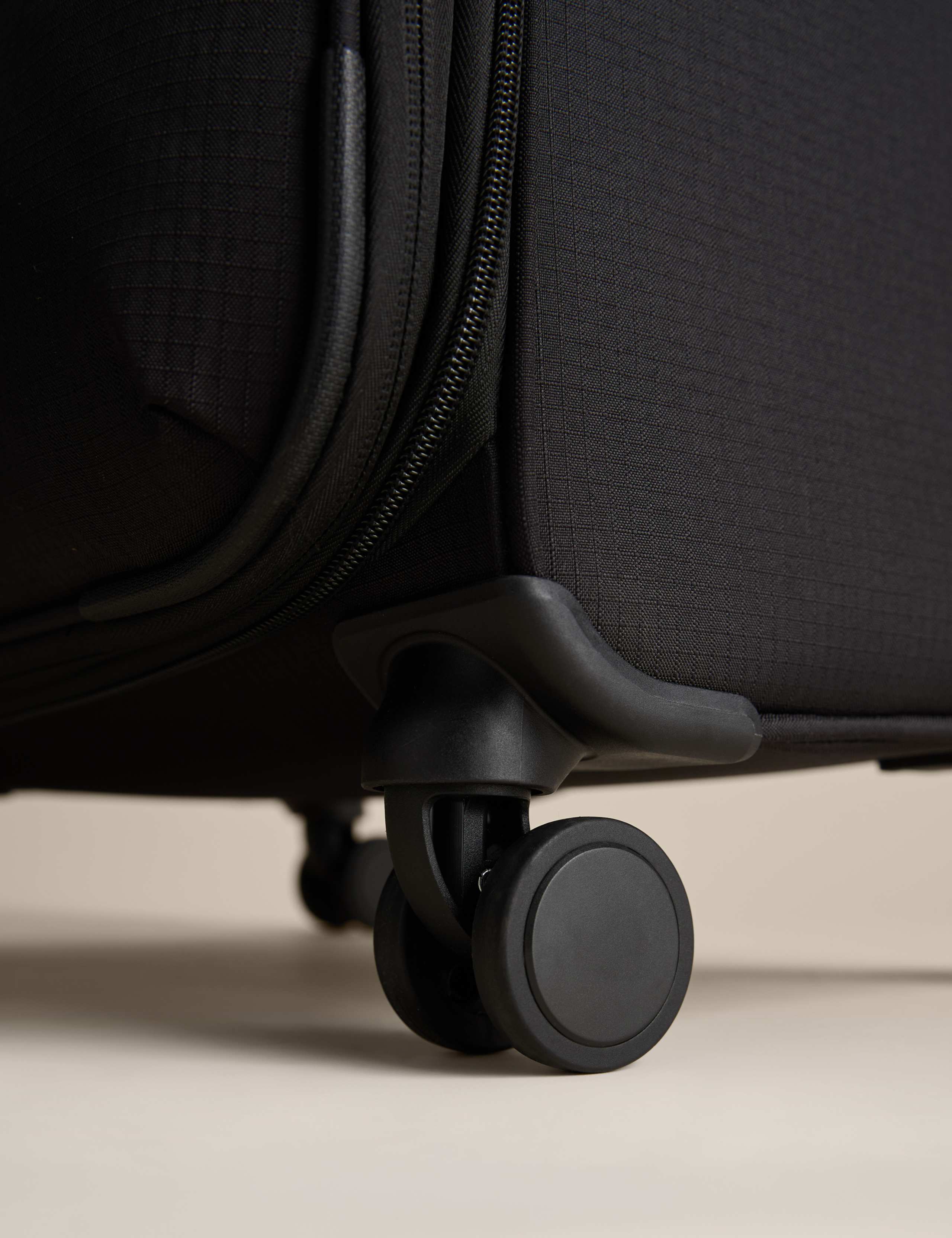 Geneva 4 Wheel Soft Large Suitcase 6 of 8