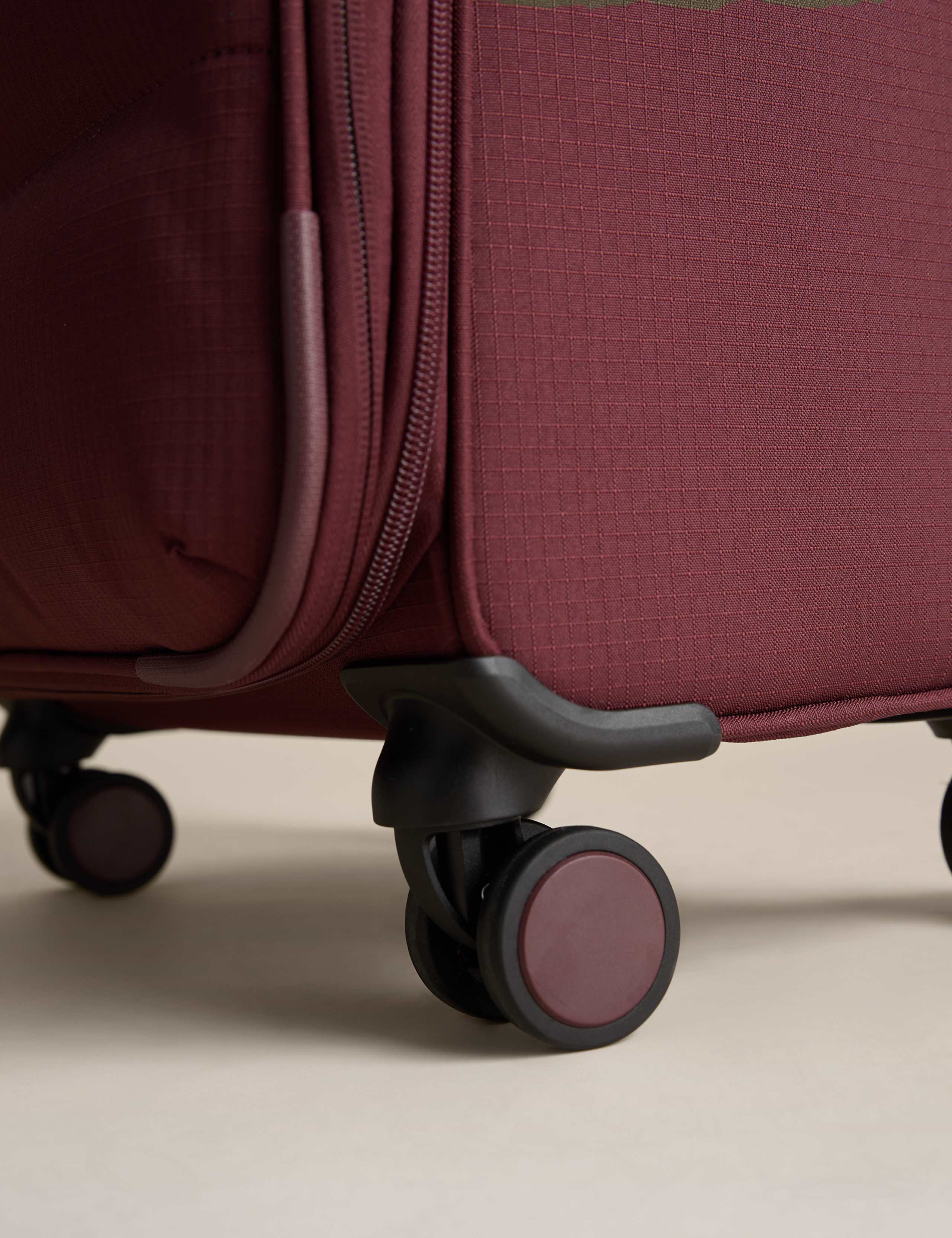 Set of 3 Geneva 4 Wheel Soft Suitcases 6 of 7