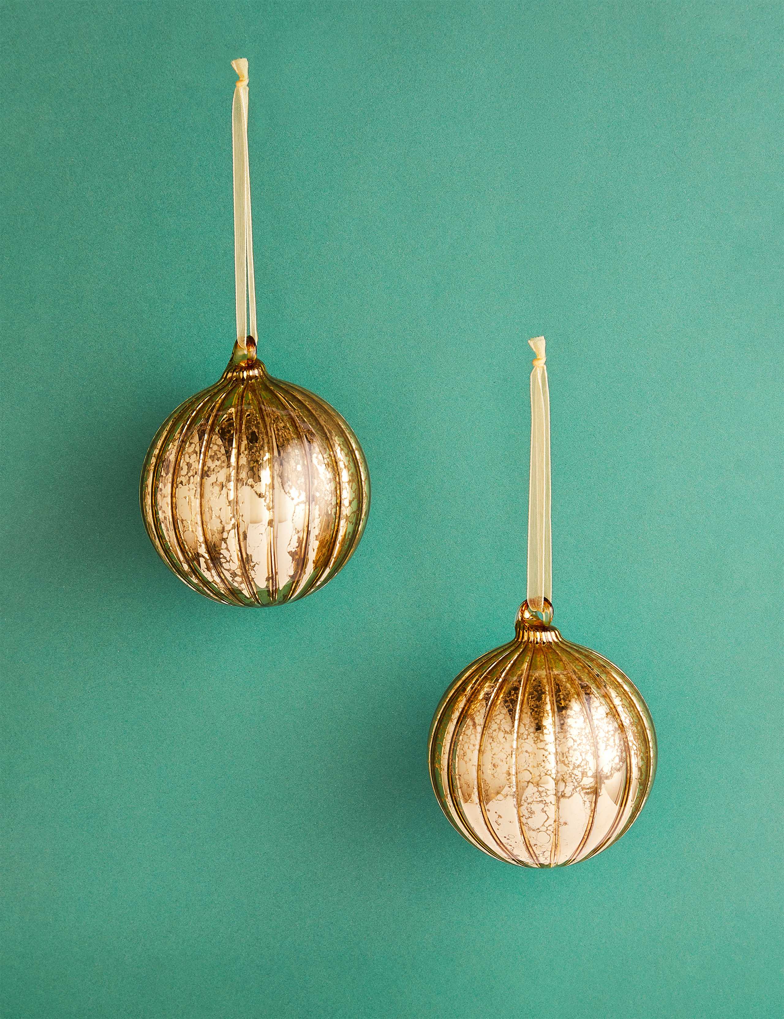 2 Pack Mercury Ridge Glass Baubles 1 of 2