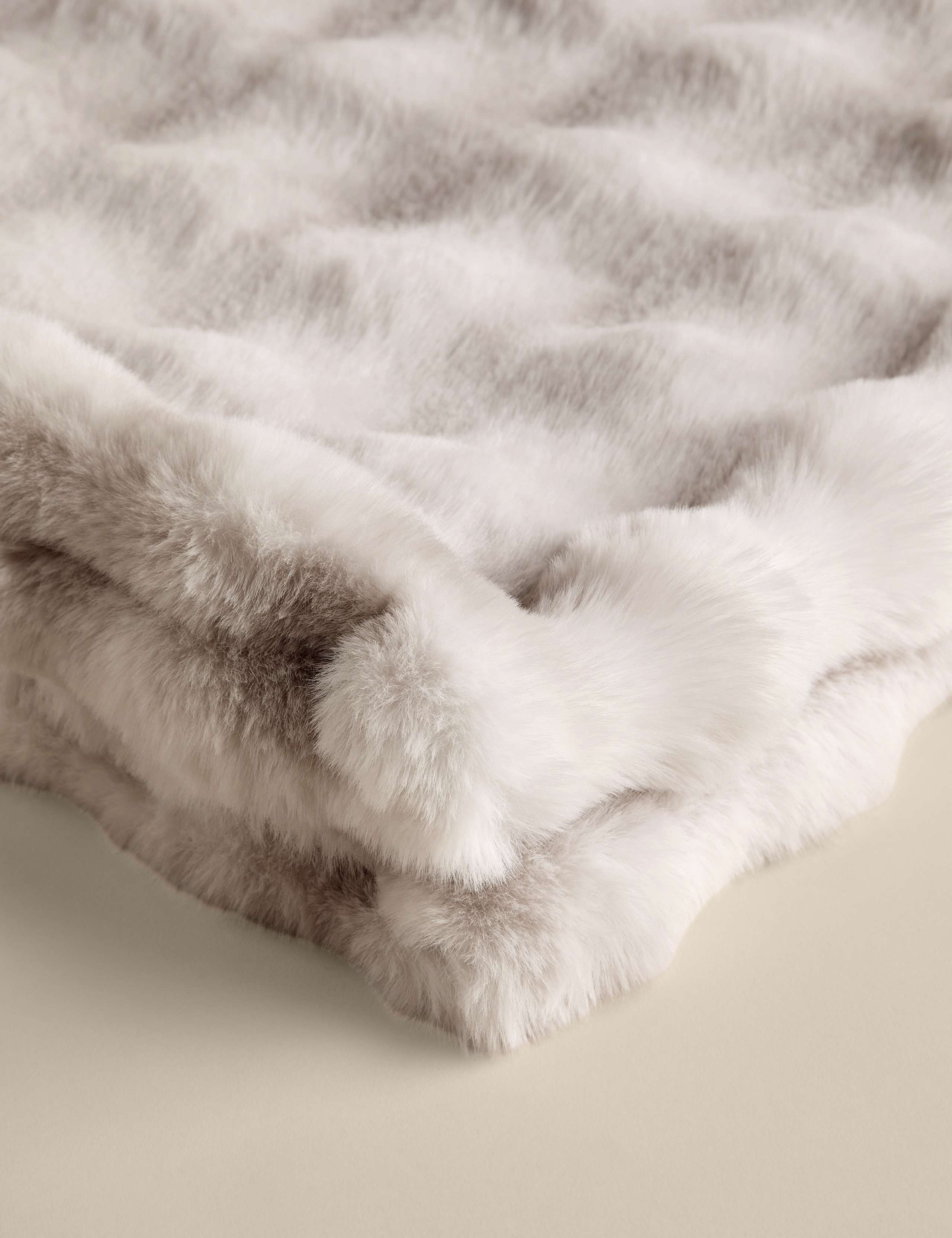Bubble Faux Fur Throw 4 of 4