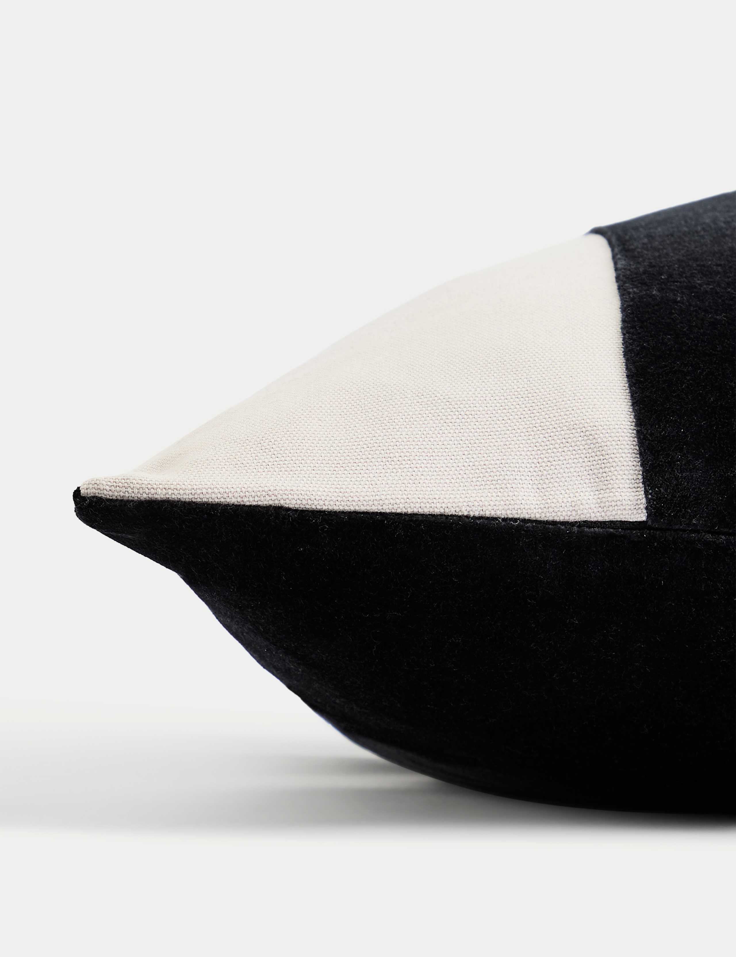 Band Cushion 4 of 5