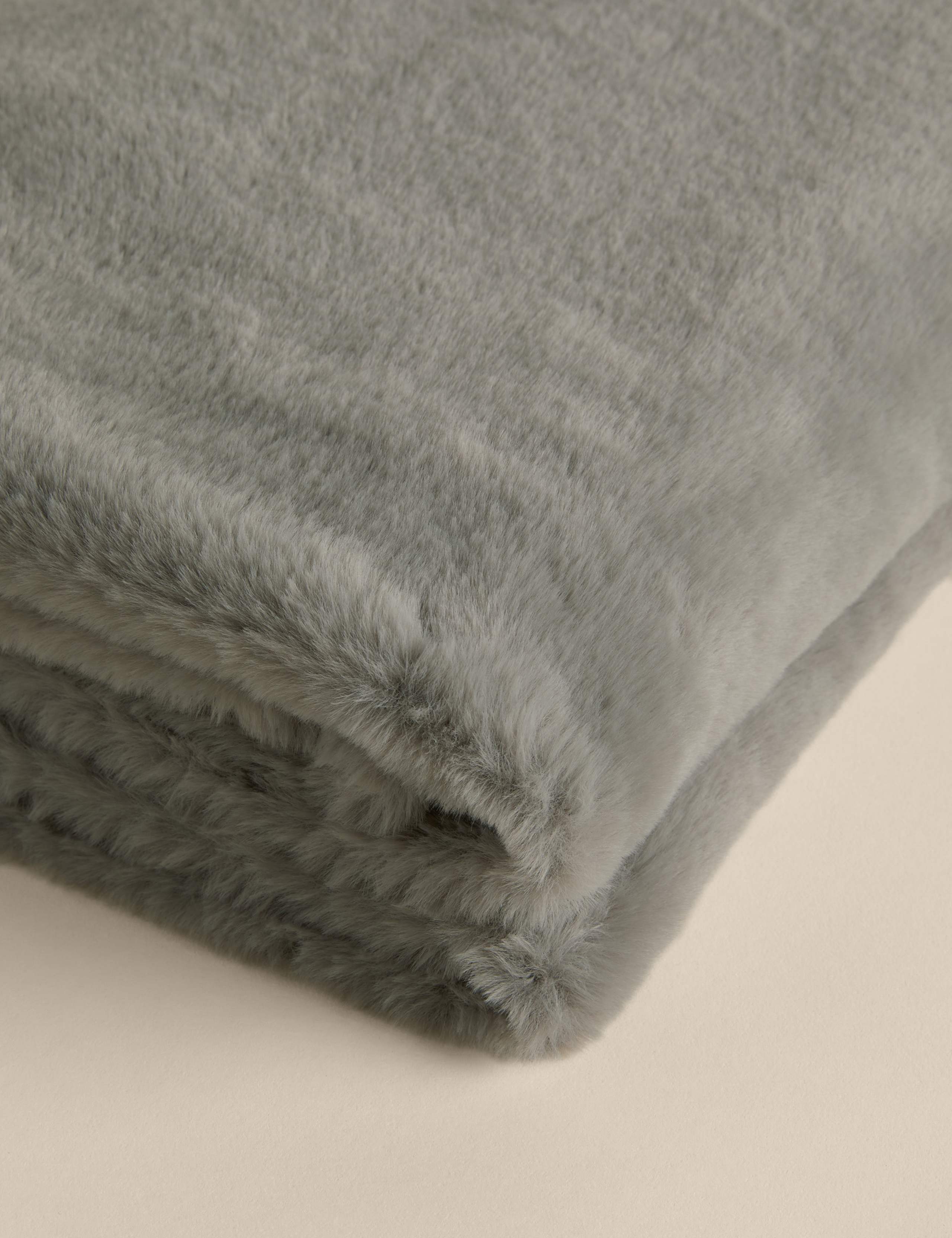 Supersoft Faux Fur Throw 4 of 4