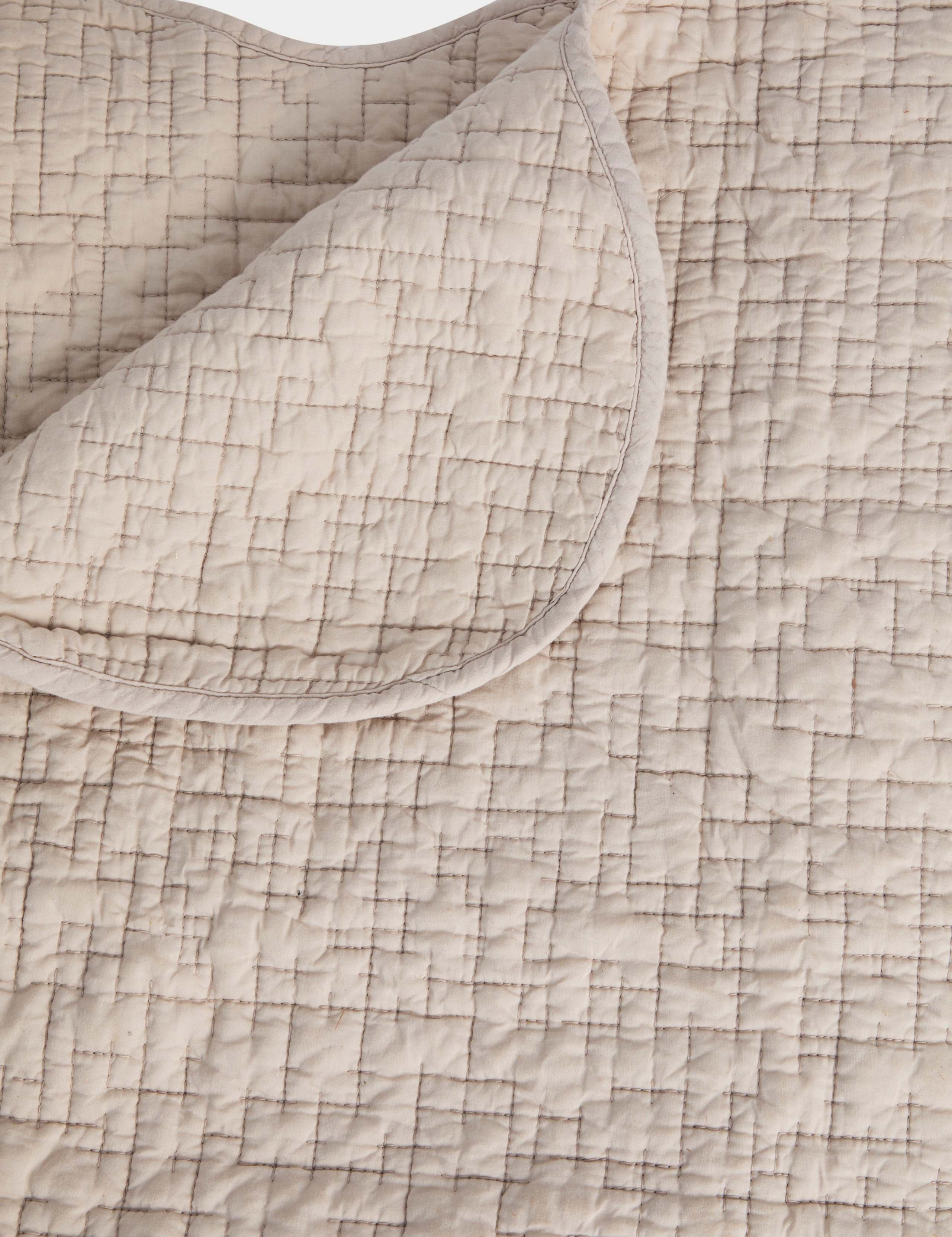 Quilted Scallop Bedspread 2 of 3