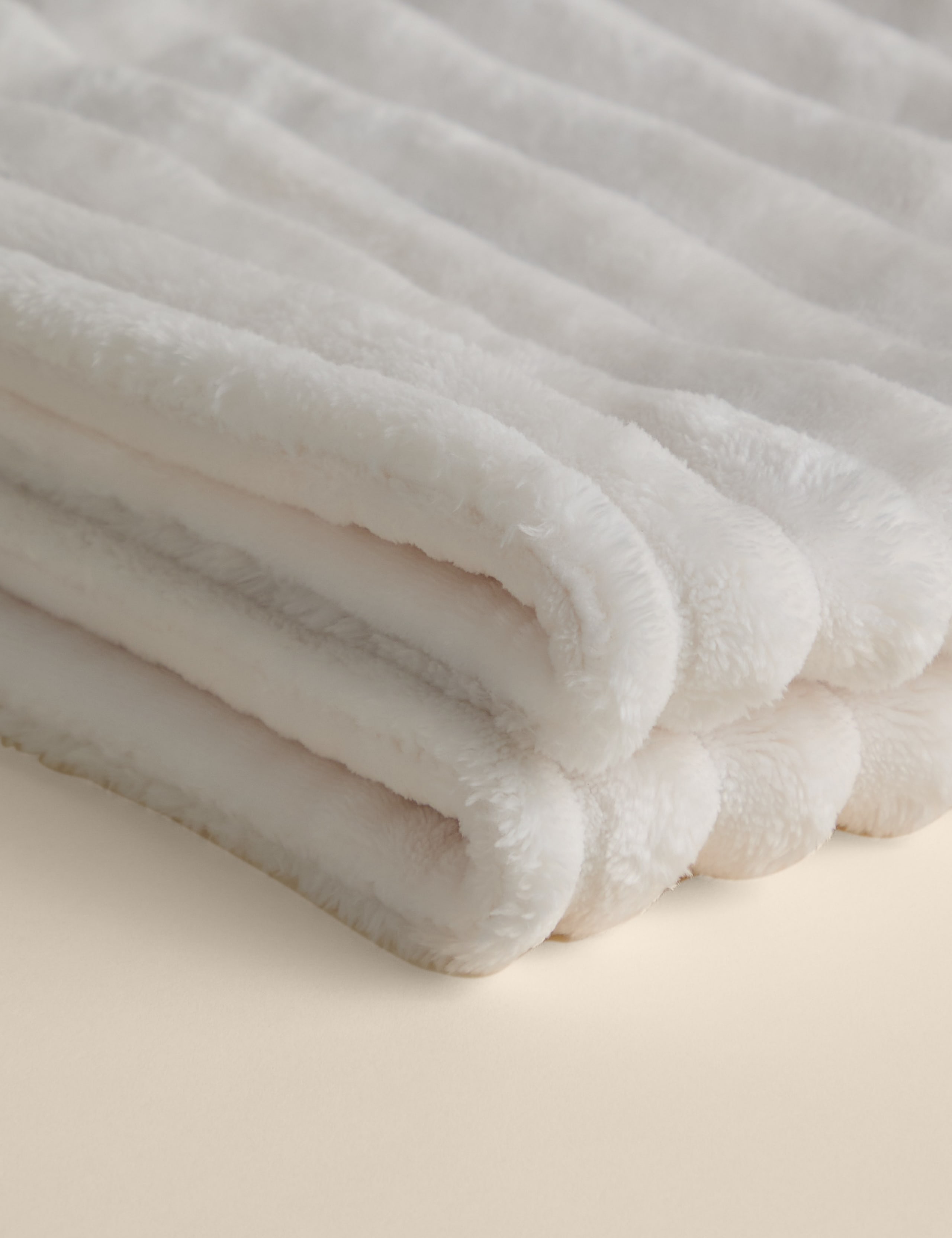 Ribbed Fleece Electric Throw 4 of 4
