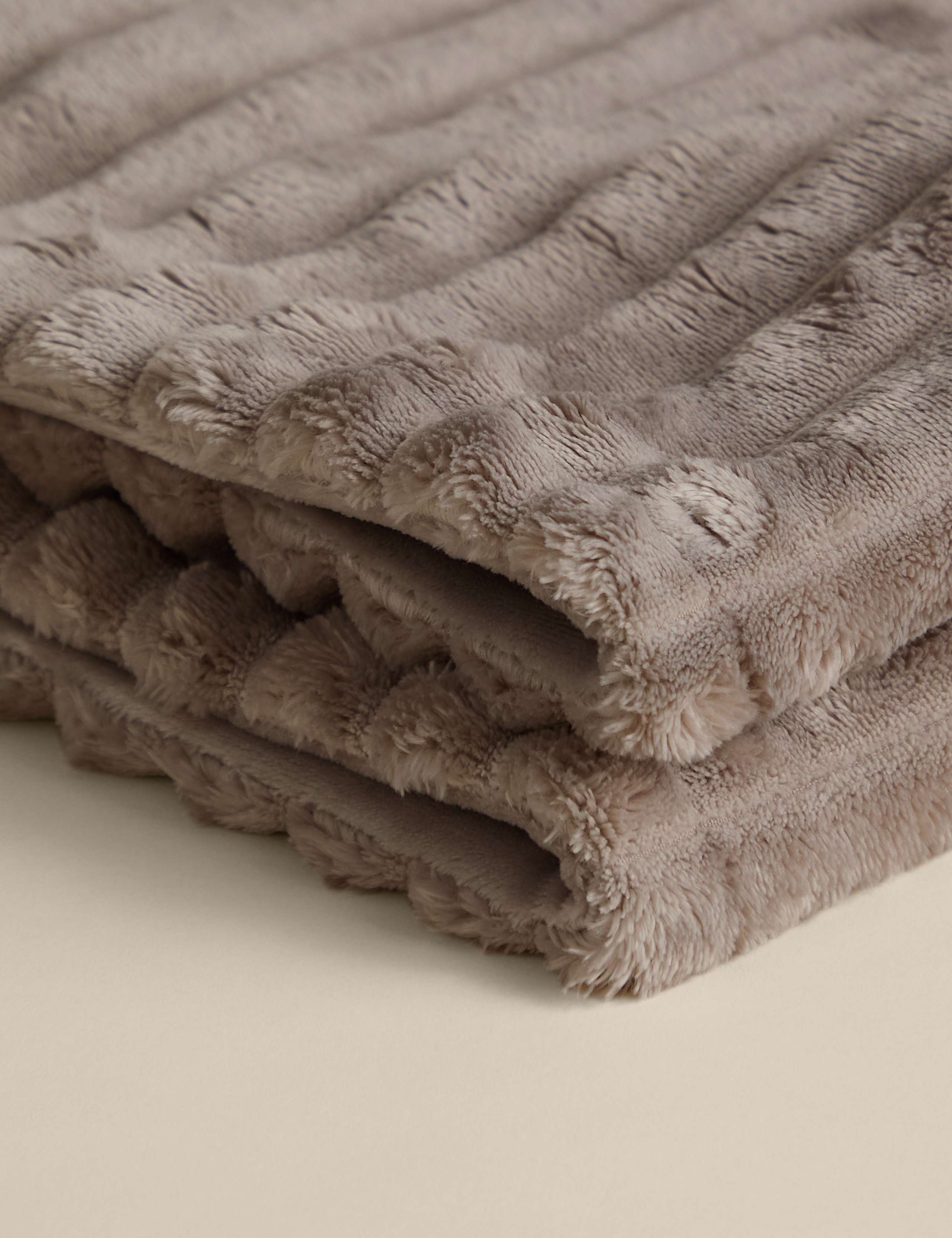 Ribbed Fleece Electric Throw 4 of 4