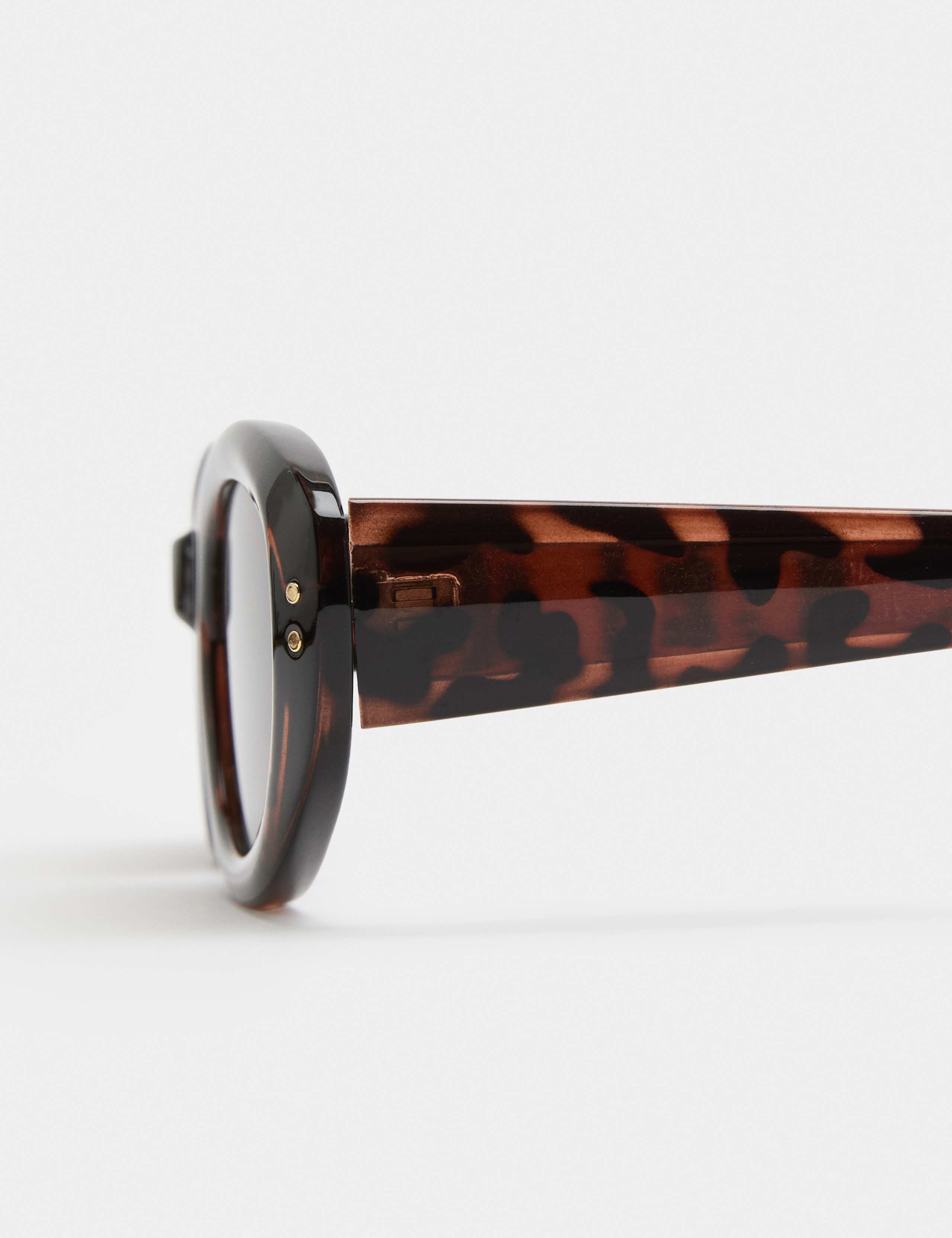 Bevelled Oval Cat Eye Sunglasses 3 of 3