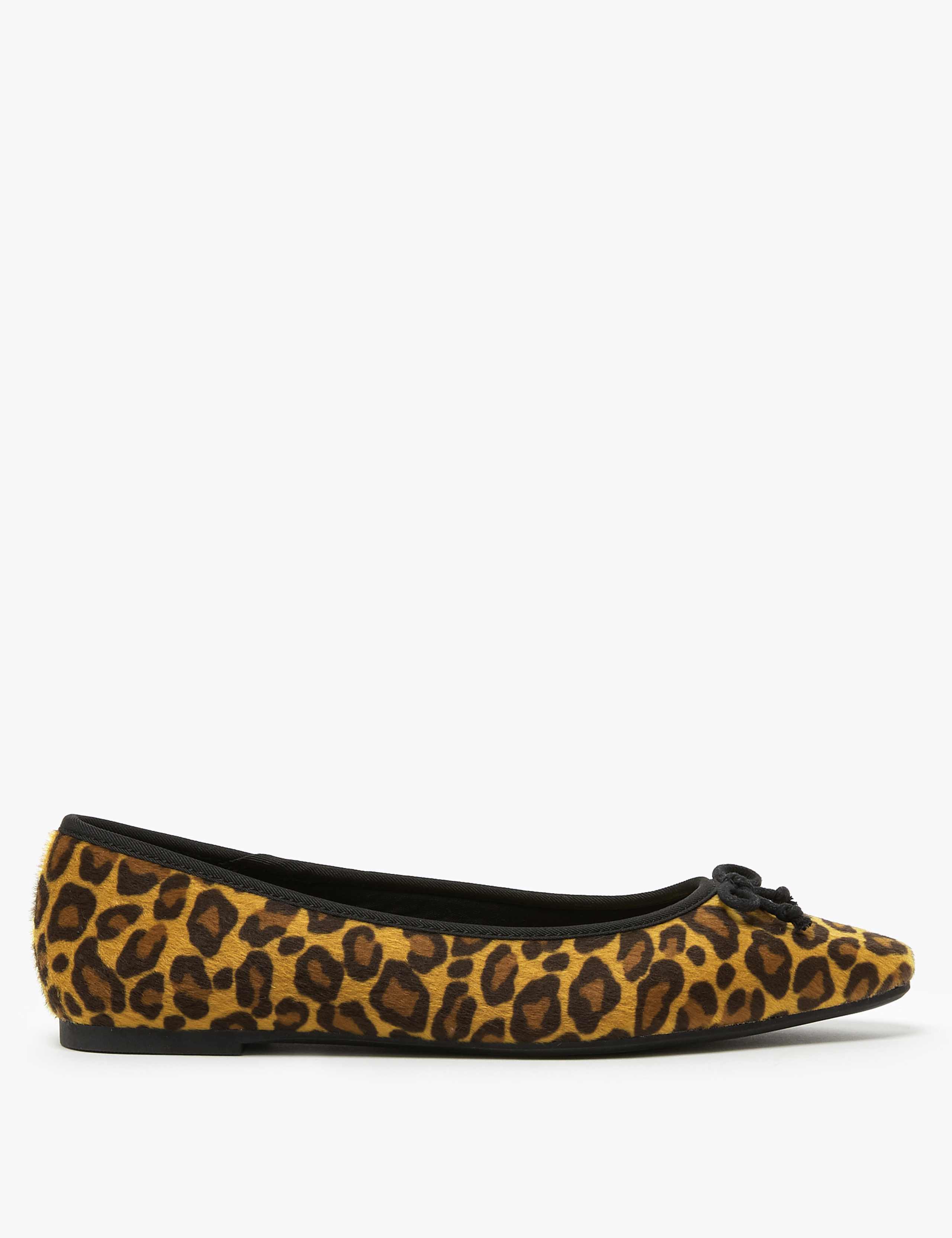 Leopard Print Pointed Pumps 2 of 5