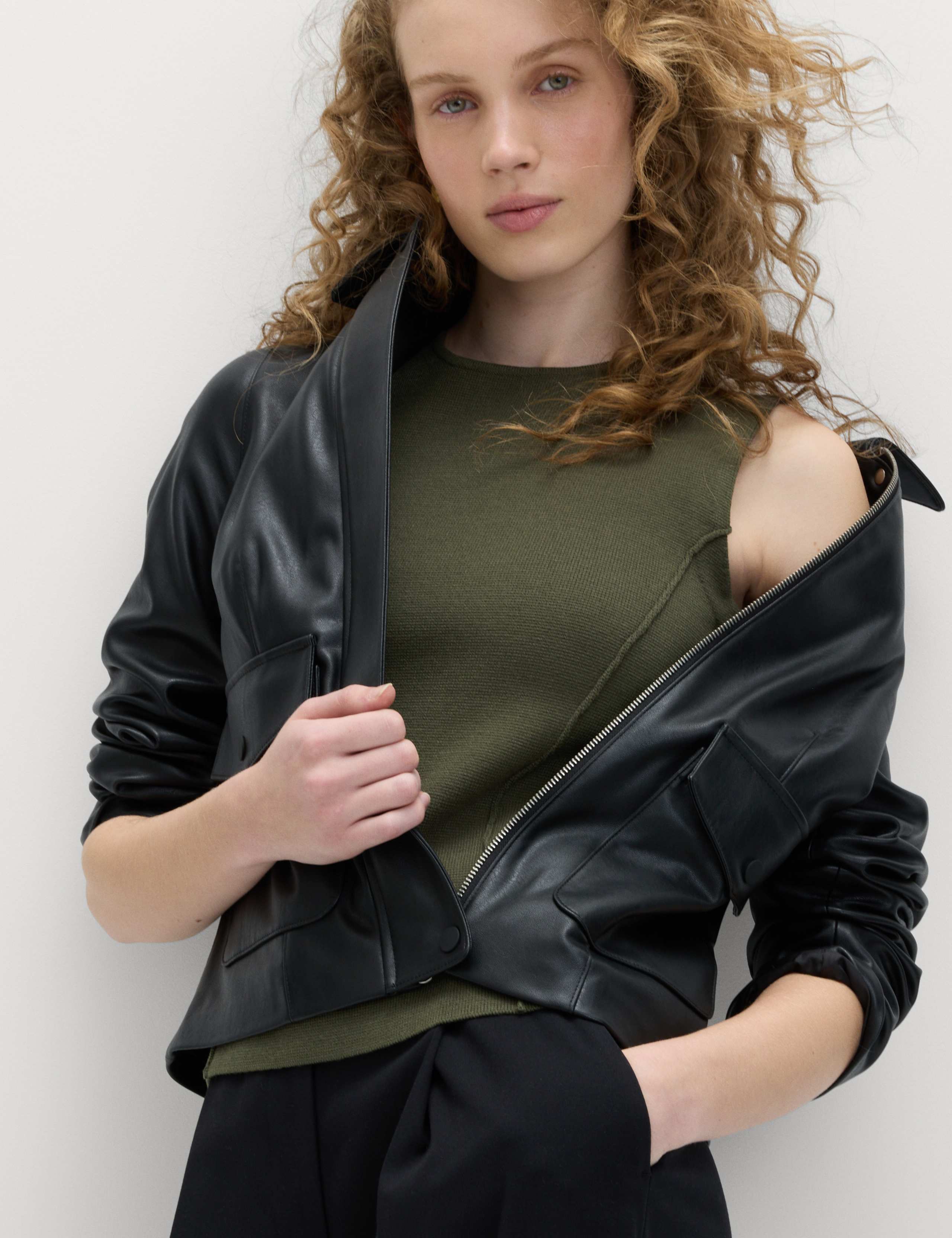 Textured Waisted Slim Fit Knitted Vest 3 of 5